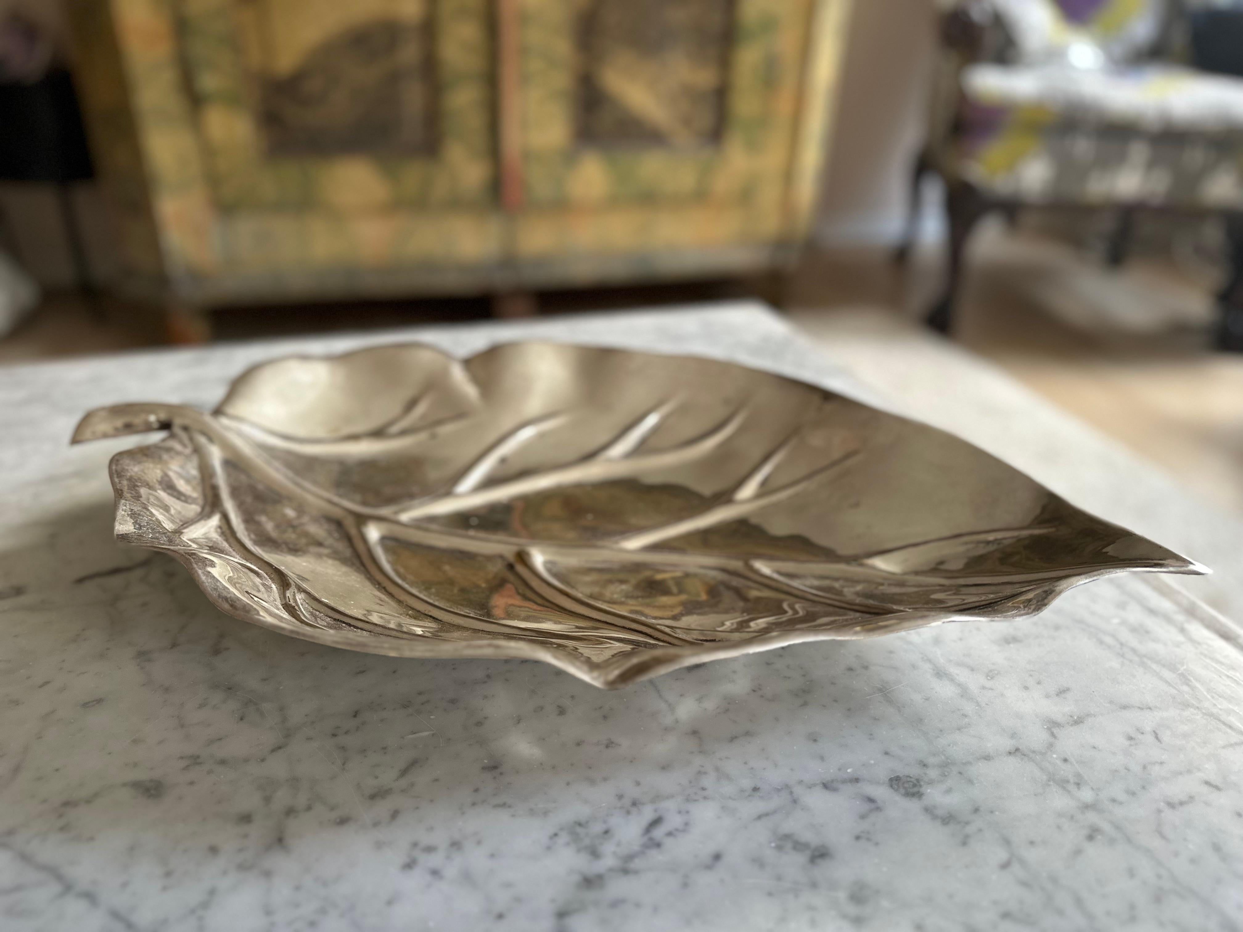 Hollywood Regency Grand bol en forme de feuille en métal argenté de Valenti, 1970 en vente