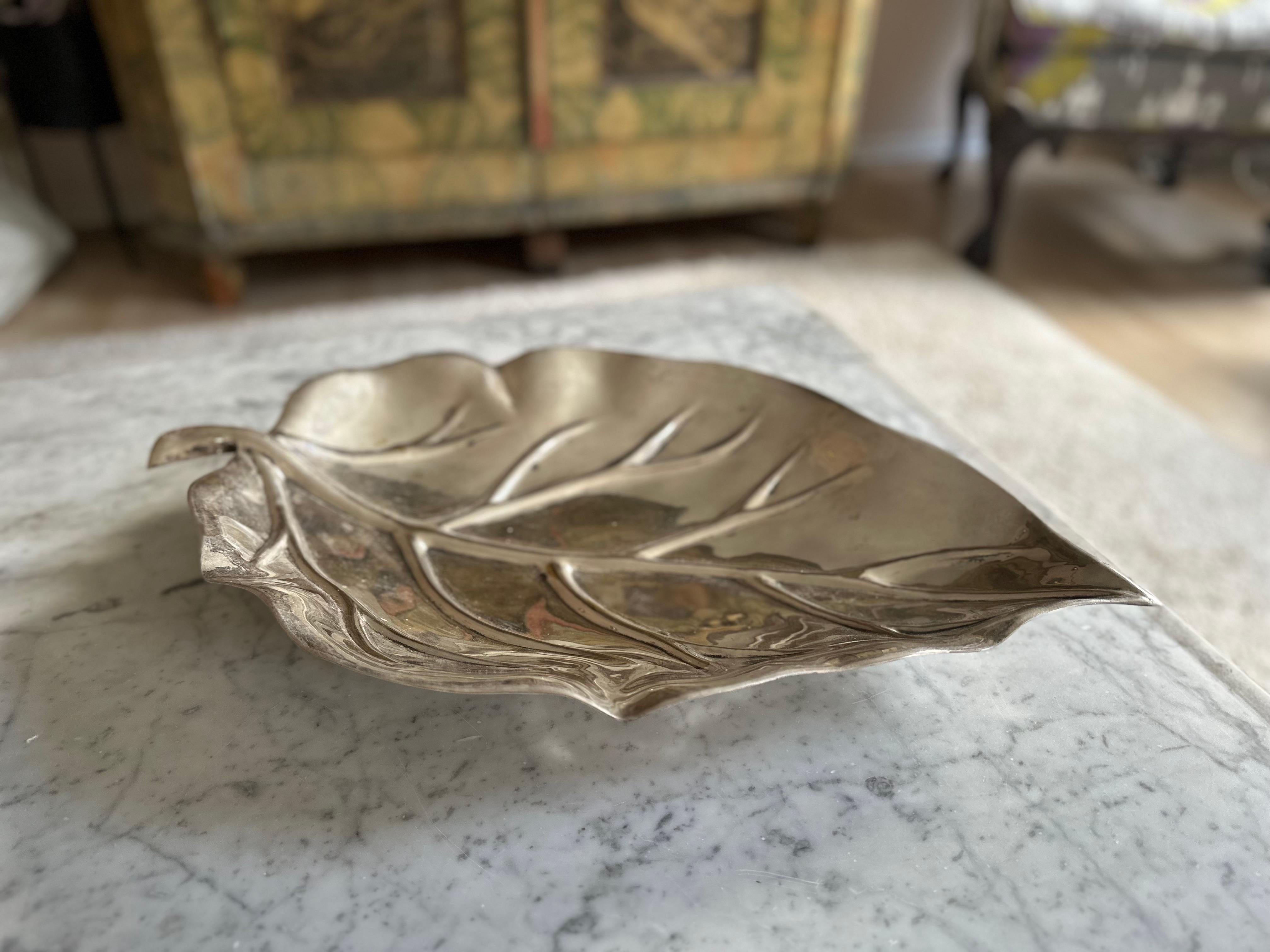 Espagnol Grand bol en forme de feuille en métal argenté de Valenti, 1970 en vente