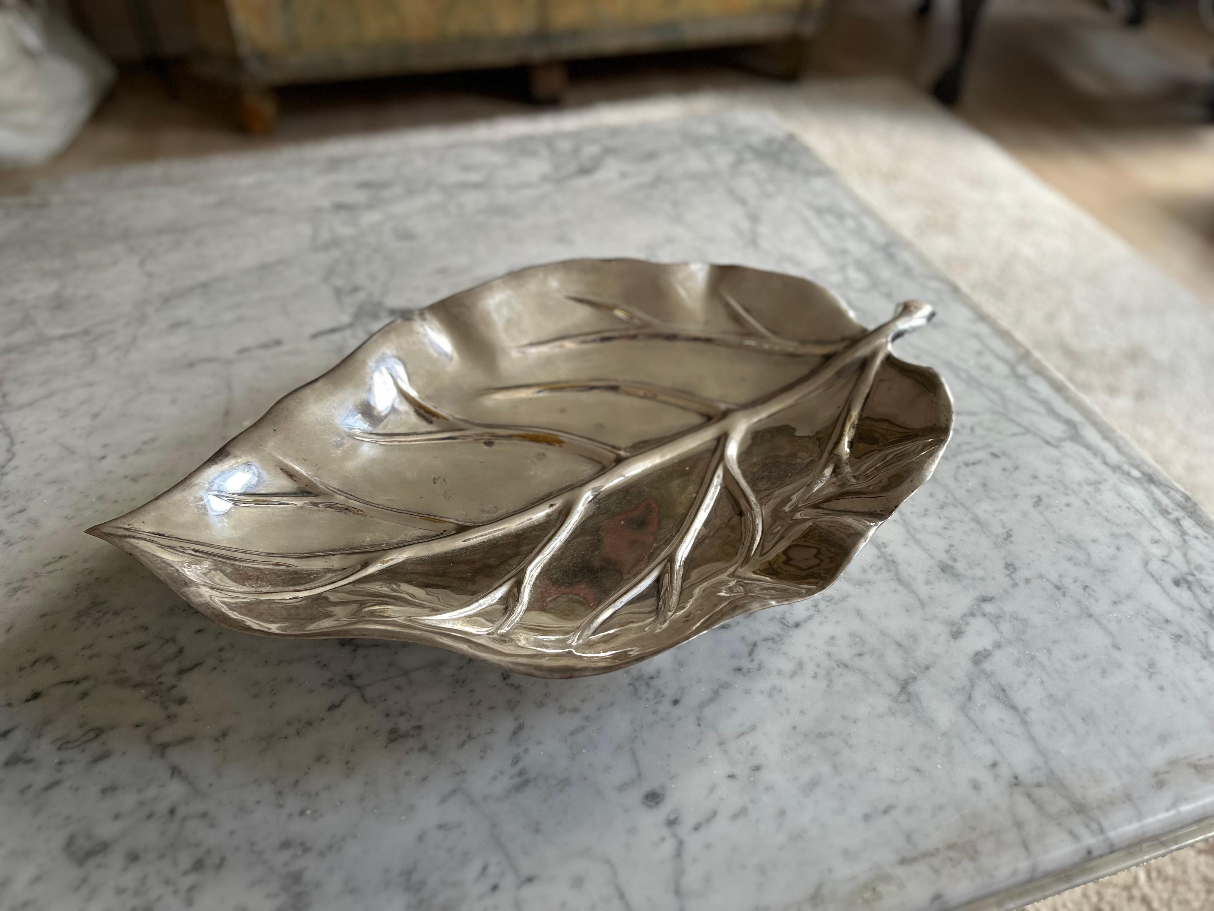 Plaqué Grand bol en forme de feuille en métal argenté de Valenti, 1970 en vente