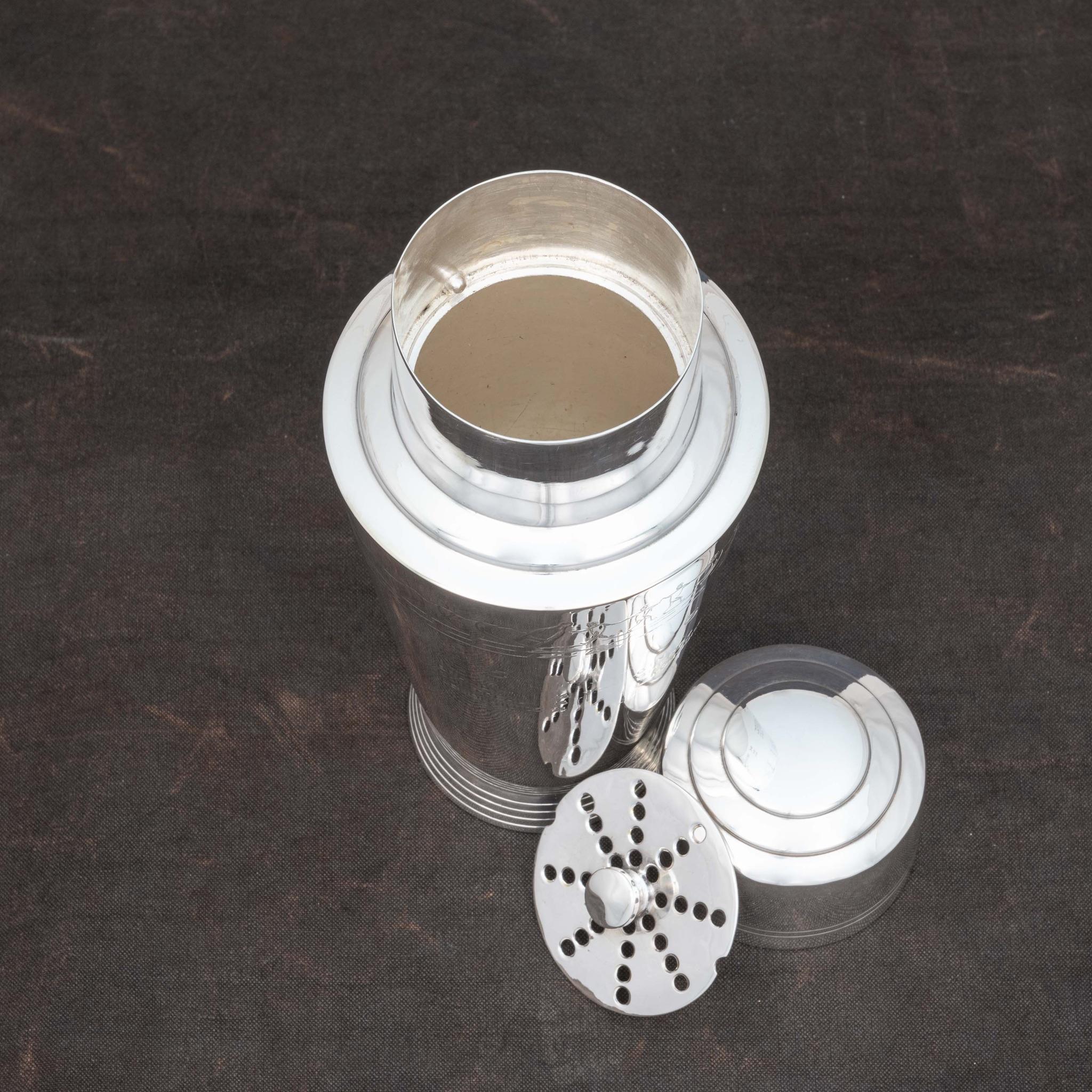 Spektakulärer Art-Déco-Cocktail-Shaker, entworfen von Keith Murray für Mappin & Webb, um 1935. Mit gestuftem und gesäumtem Dekor auf der Oberseite und dem Körper des Shakers. 

Hergestellt aus dickem Silberblech, das Mappin and Webb als 
