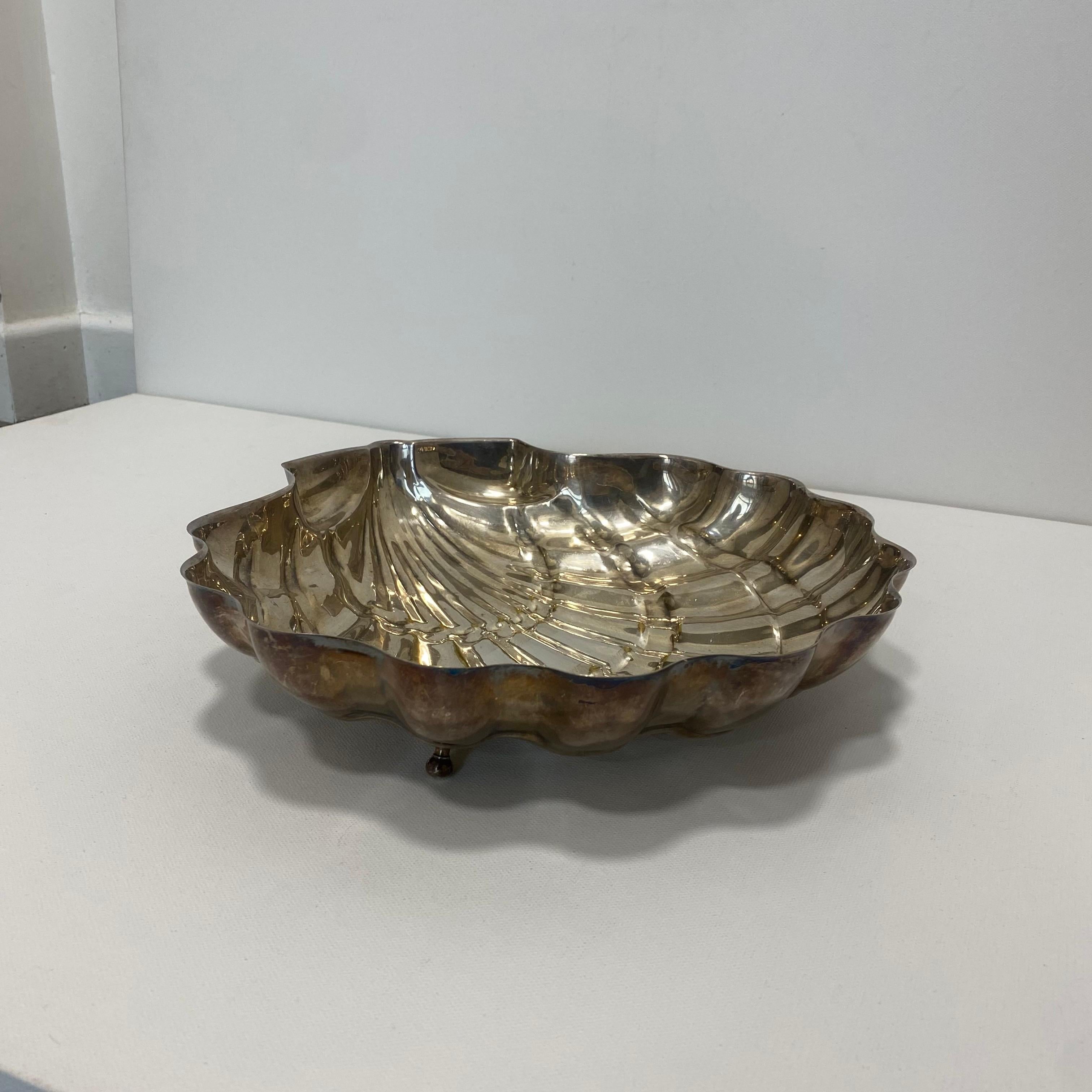 Grande piatto in argento placcato con conchiglie marine Hollywood Regency Art Deco Italiano anni '70 In condizioni buone in vendita a London, GB