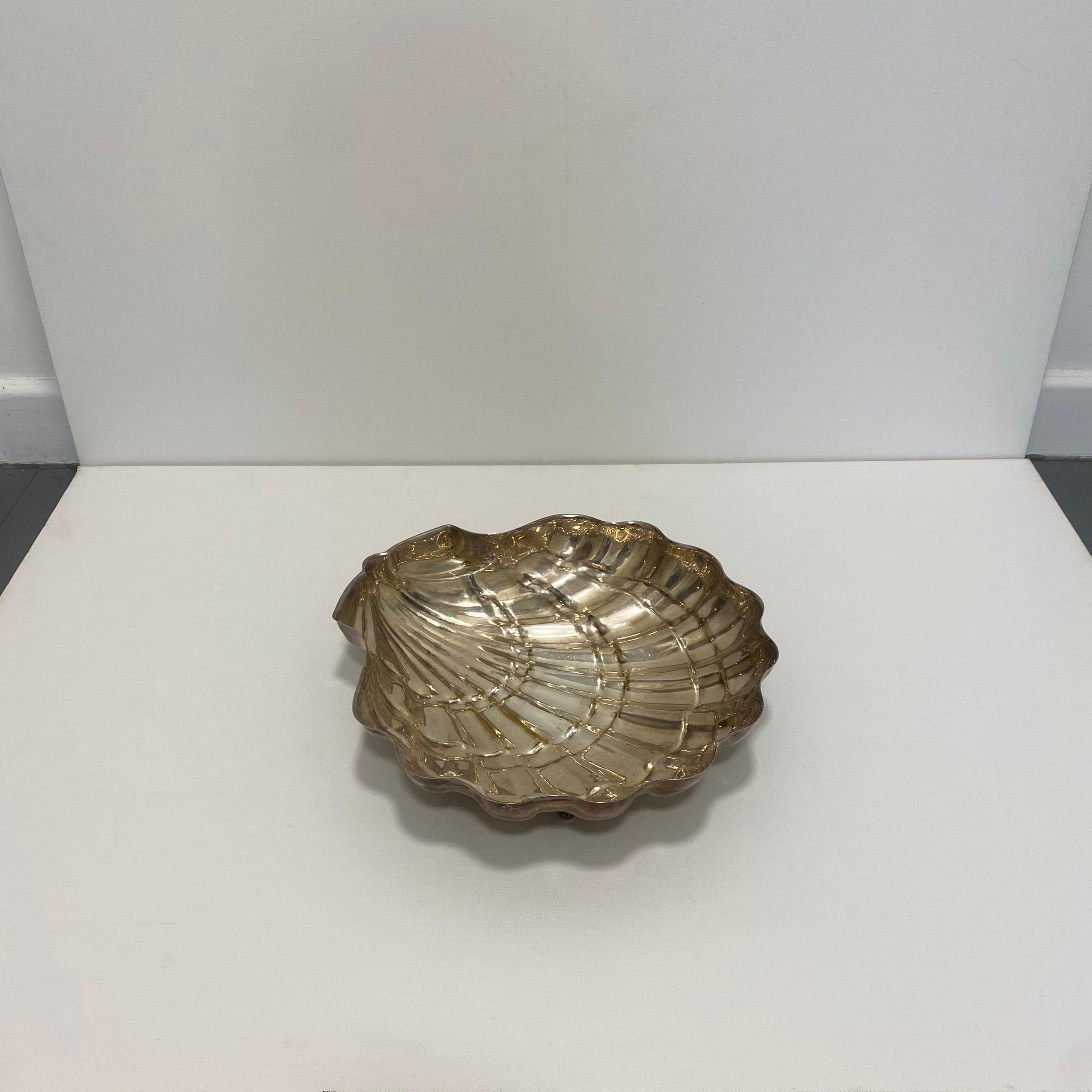 Metà XX secolo Grande piatto in argento placcato con conchiglie marine Hollywood Regency Art Deco Italiano anni '70 in vendita
