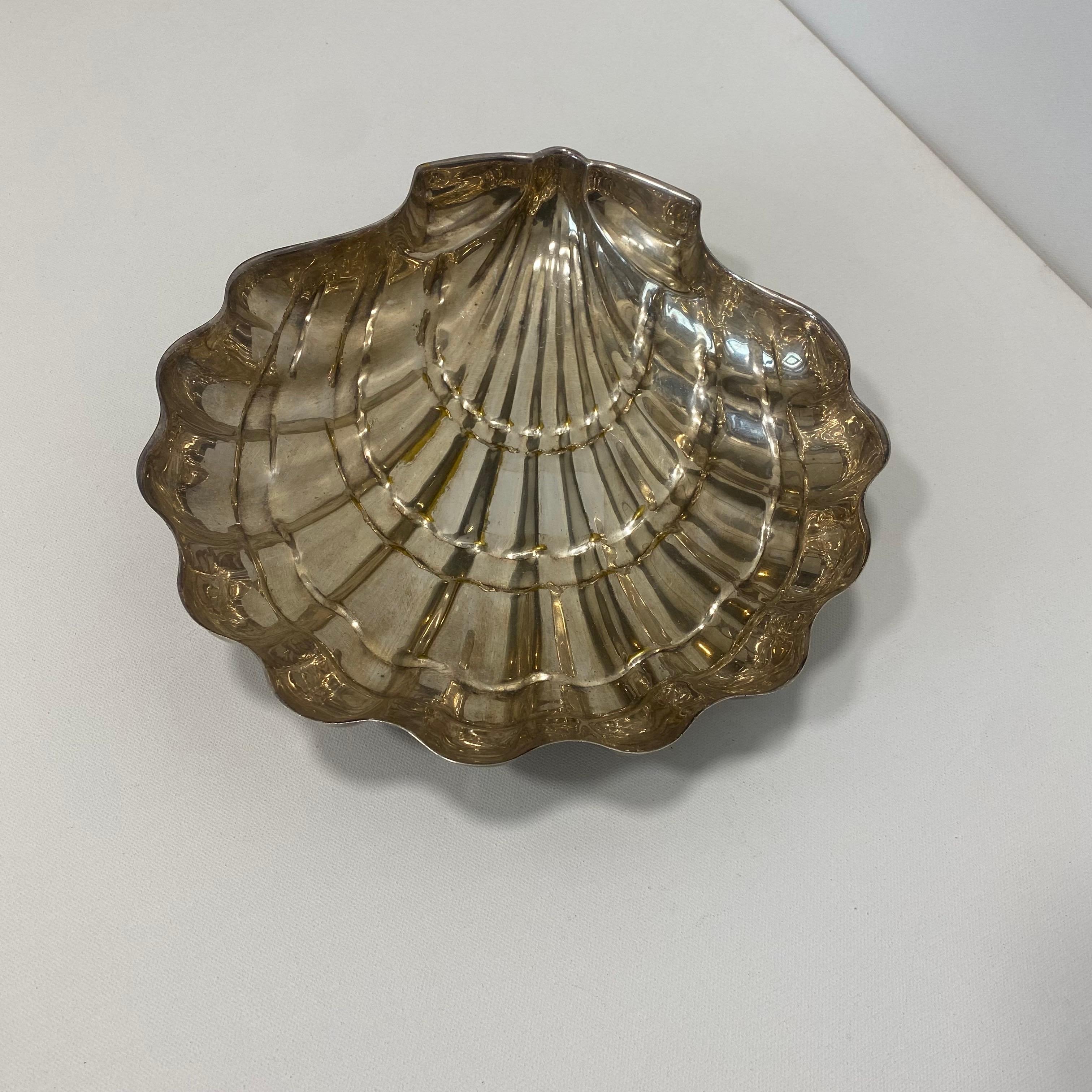 Placcato argento Grande piatto in argento placcato con conchiglie marine Hollywood Regency Art Deco Italiano anni '70 in vendita