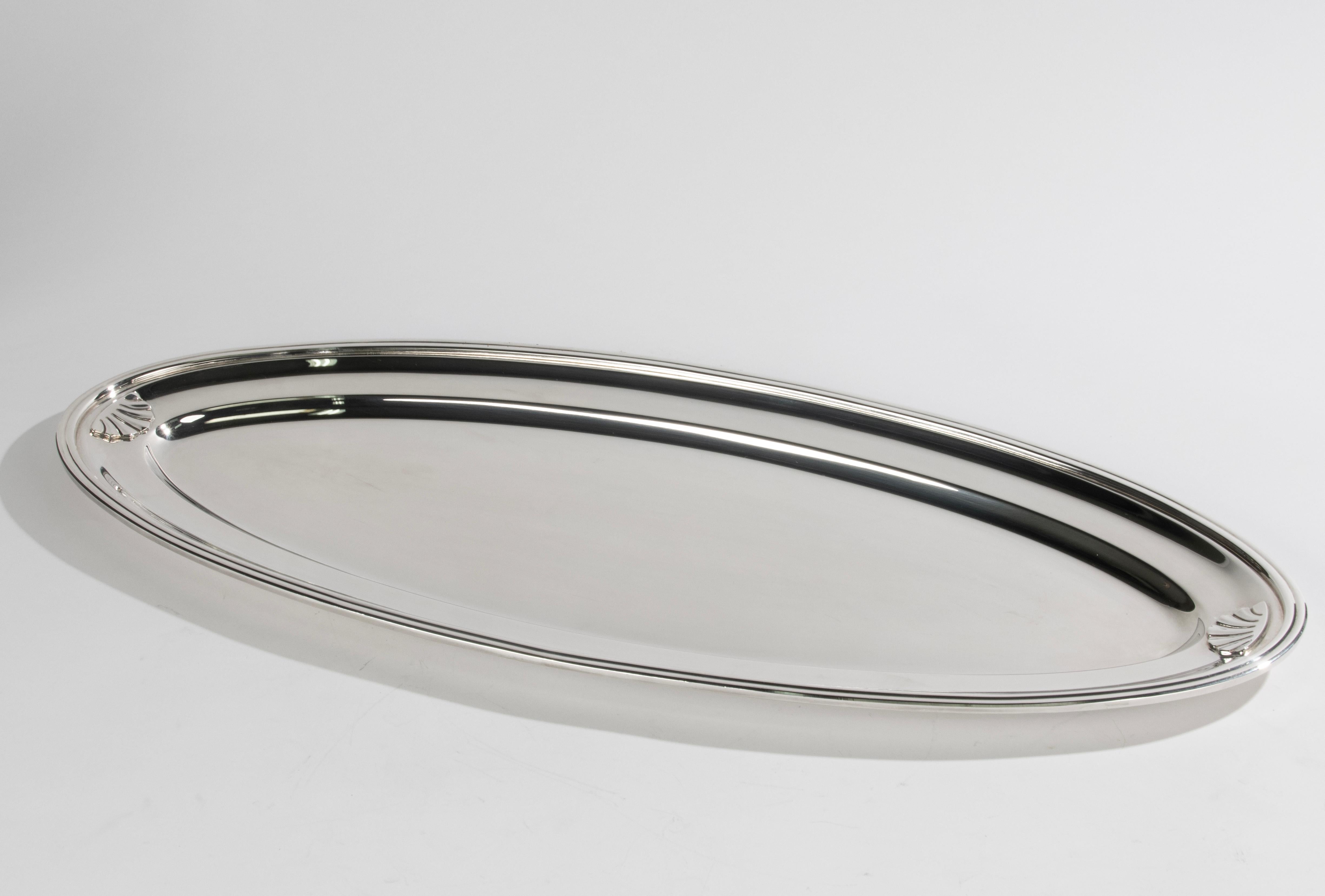 Preciosa bandeja grande bañada en plata, de la marca francesa Christofle.
La bandeja está en un estado increíblemente bonito, parece como si apenas se hubiera utilizado. Bonito color y brillo.
Se trata de un tamaño grande: 70 x 30 cm / 27,56 x 11,81