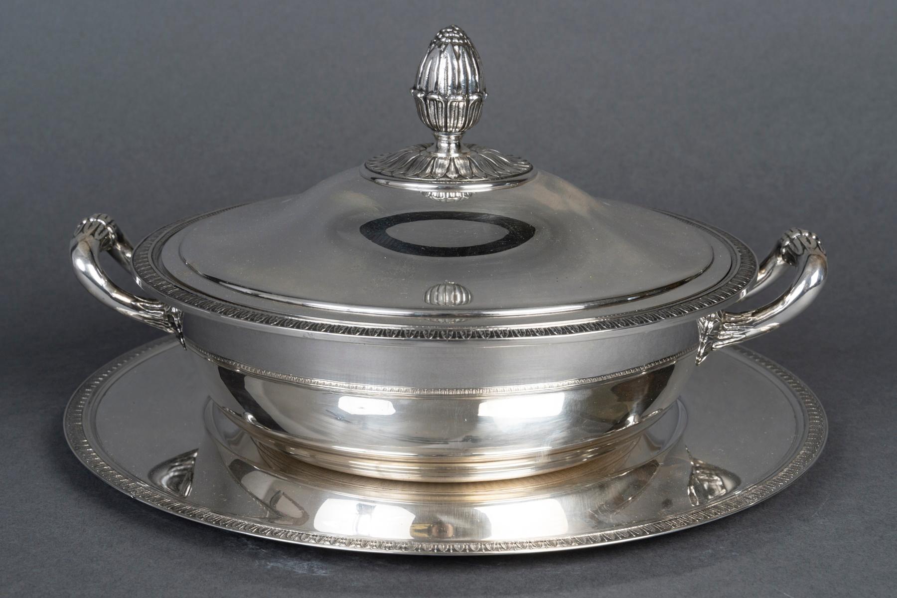 Grande soupière en argent plaqué de Christofle, XIXe siècle, période Napoléon III.

Grande soupière en métal argenté du XIXe siècle d'époque Napoléon III avec son plateau.
H : 16 cm, D : 30 cm