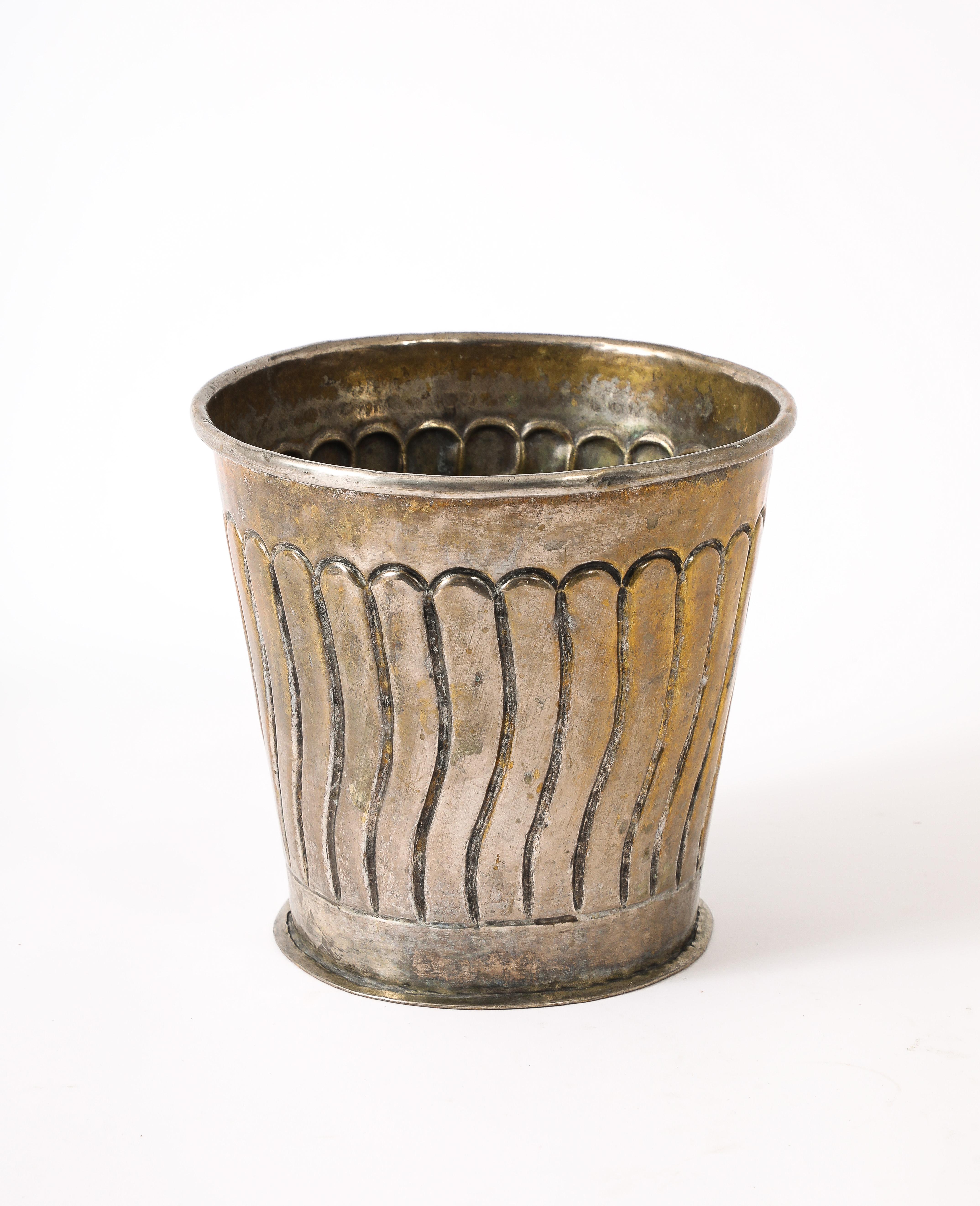 Elegantes Gefäß, das als Objekt einer Vase / Pflanzenständer verwendet werden kann, aus versilbertem Messing im Stil von Puiforcat mit einer wunderschönen Patina.
