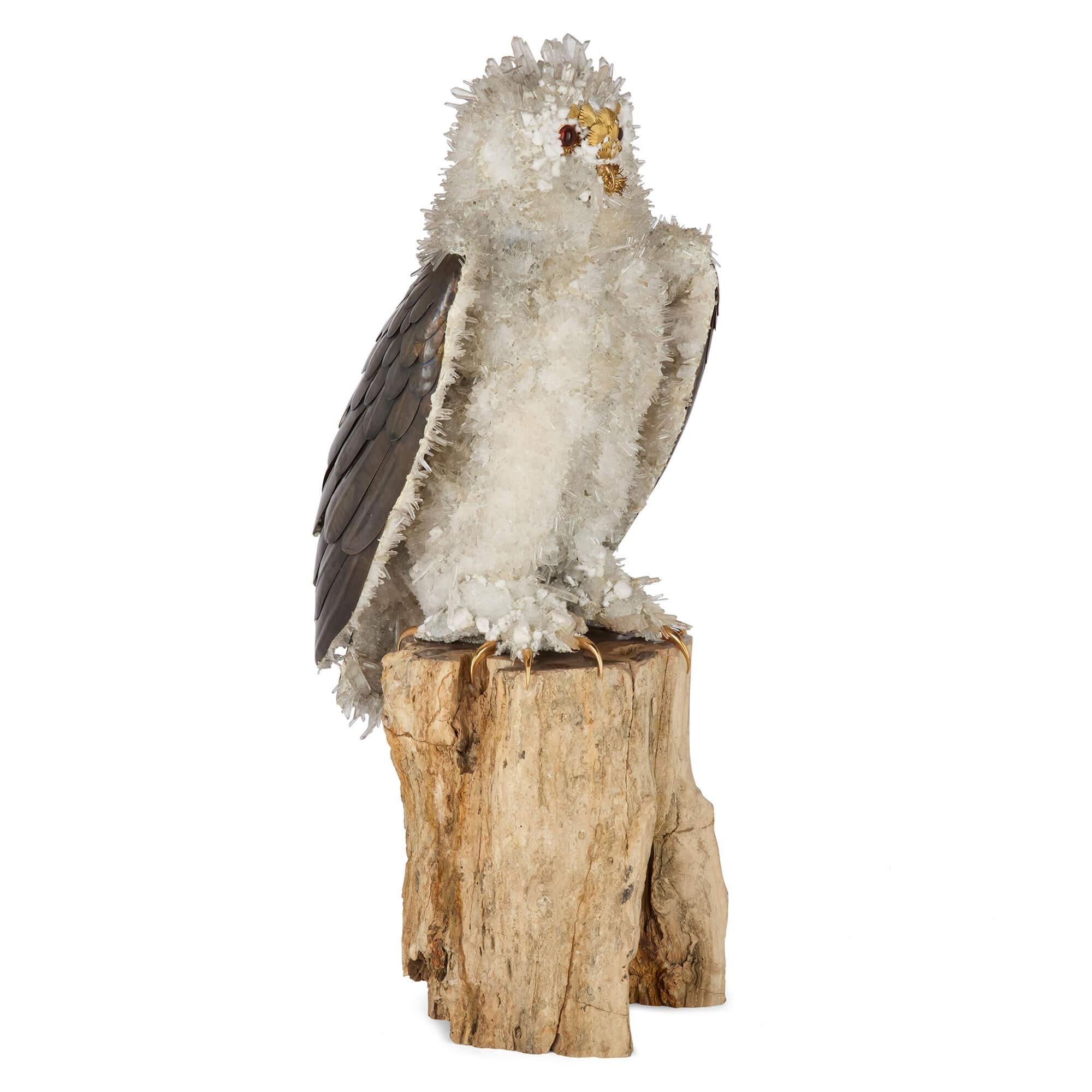 Grand modèle de hibou en argent, quartz et verre attribué à Asprey
Suisse, C.C. 1975
Hauteur 71cm, largeur 28cm, profondeur 30cm

Cette exceptionnelle sculpture de hibou, réalisée vers 1975, est attribuée à la très estimée marque de luxe Asprey.