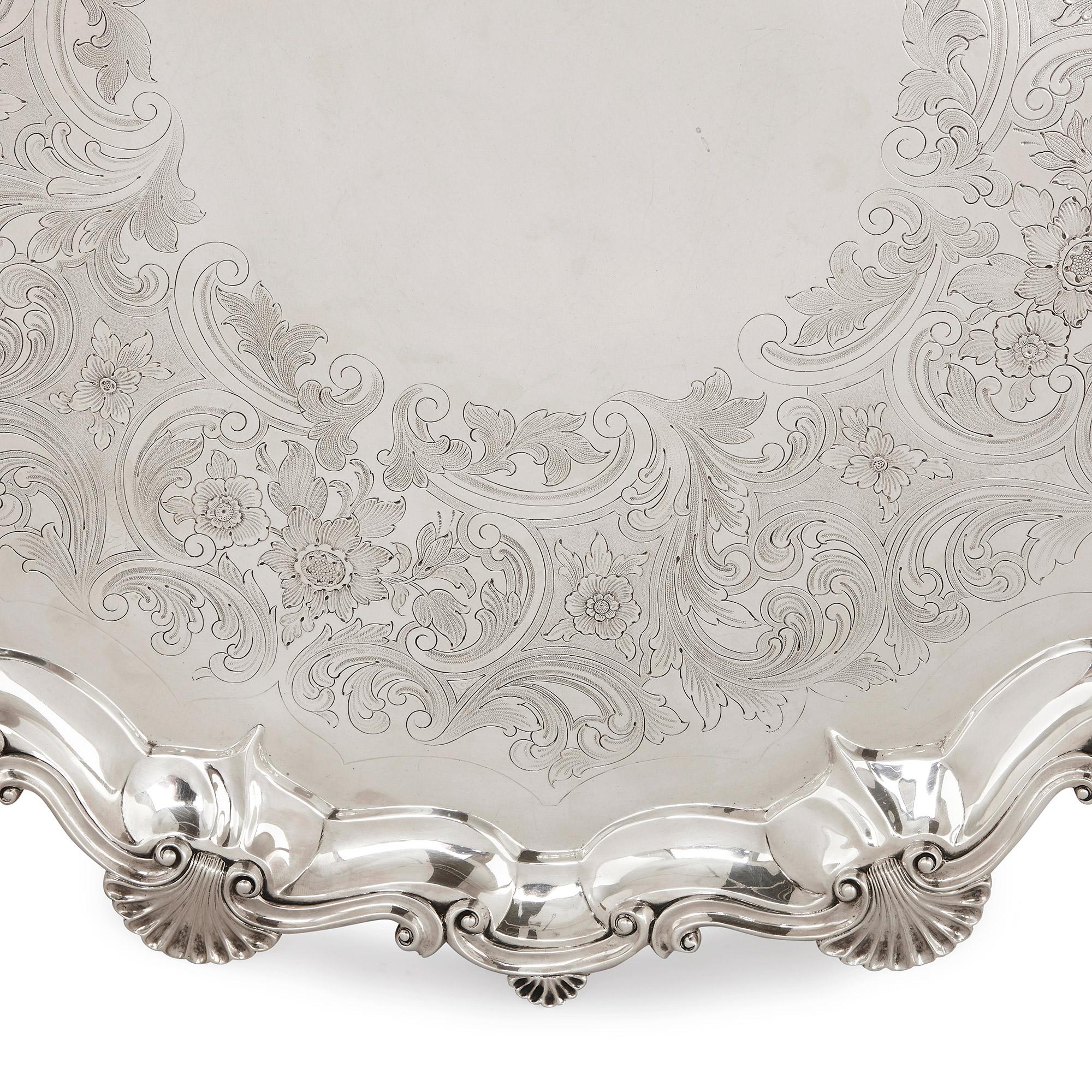 Großer Silbersalver von Dobson & Sons, 19. Jahrhundert
Englisch, um 1893
Höhe 6,5 cm, Durchmesser 64 cm
Gewicht 5kg

Dieses exquisite antike Tablett ist vollständig aus massivem Silber gefertigt und damit ein wunderbares Beispiel für die feine