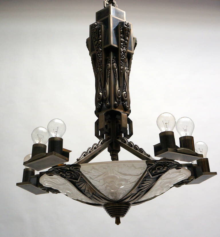 Art Déco Grande lampadario Art Deco in vetro e bronzo argentato in vendita