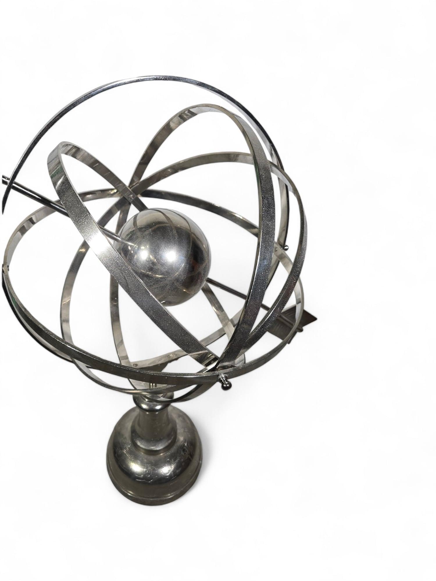 Cette impressionnante sphère armillaire des années 1950 est une belle représentation du design céleste. Elle est fabriquée en bronze argenté et comporte des symboles du Zodiac gravés à la main. D'une hauteur de 115 cm, cette sphère armillaire est