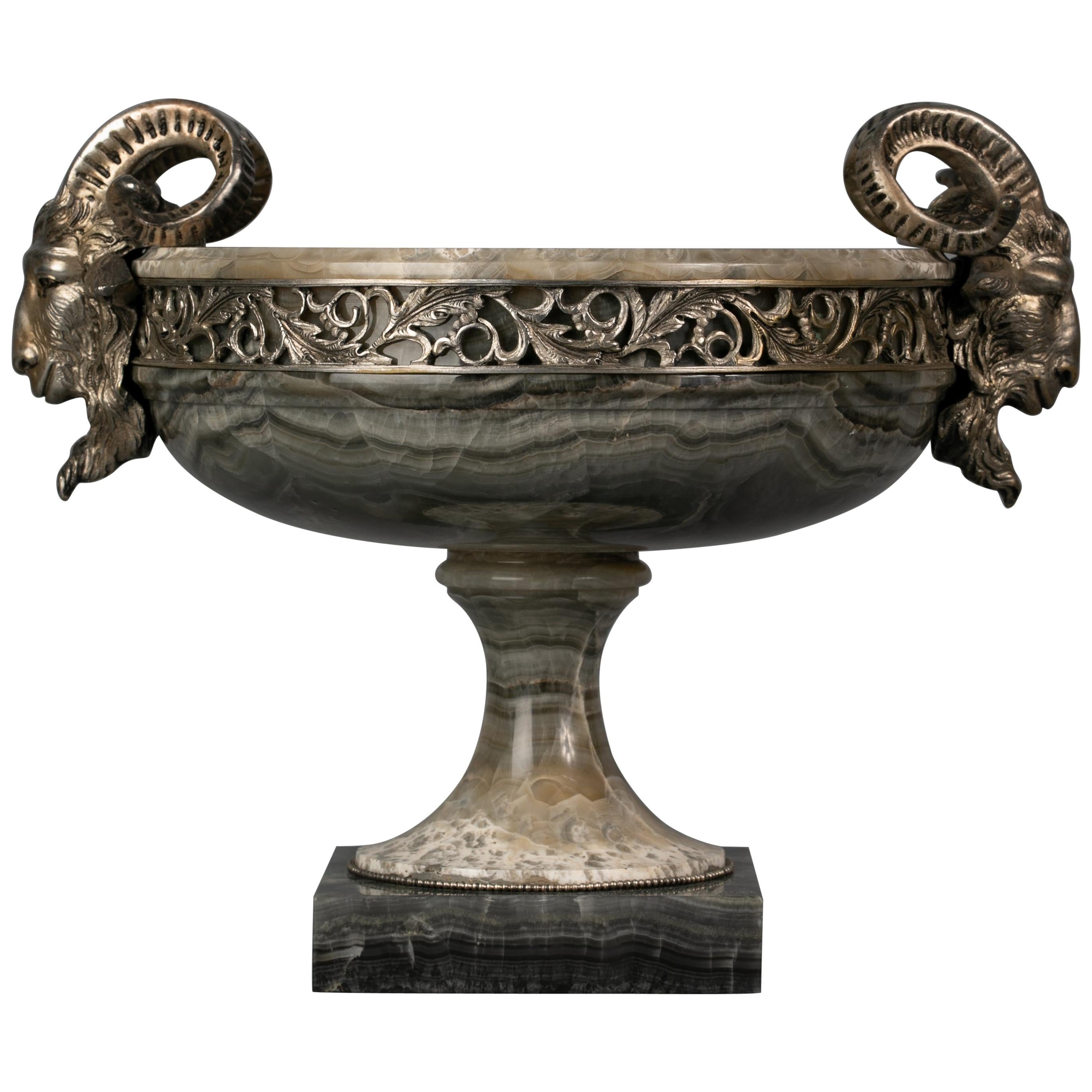 Gran tazza de ágata montada en bronce plateado, francesa, hacia 1900