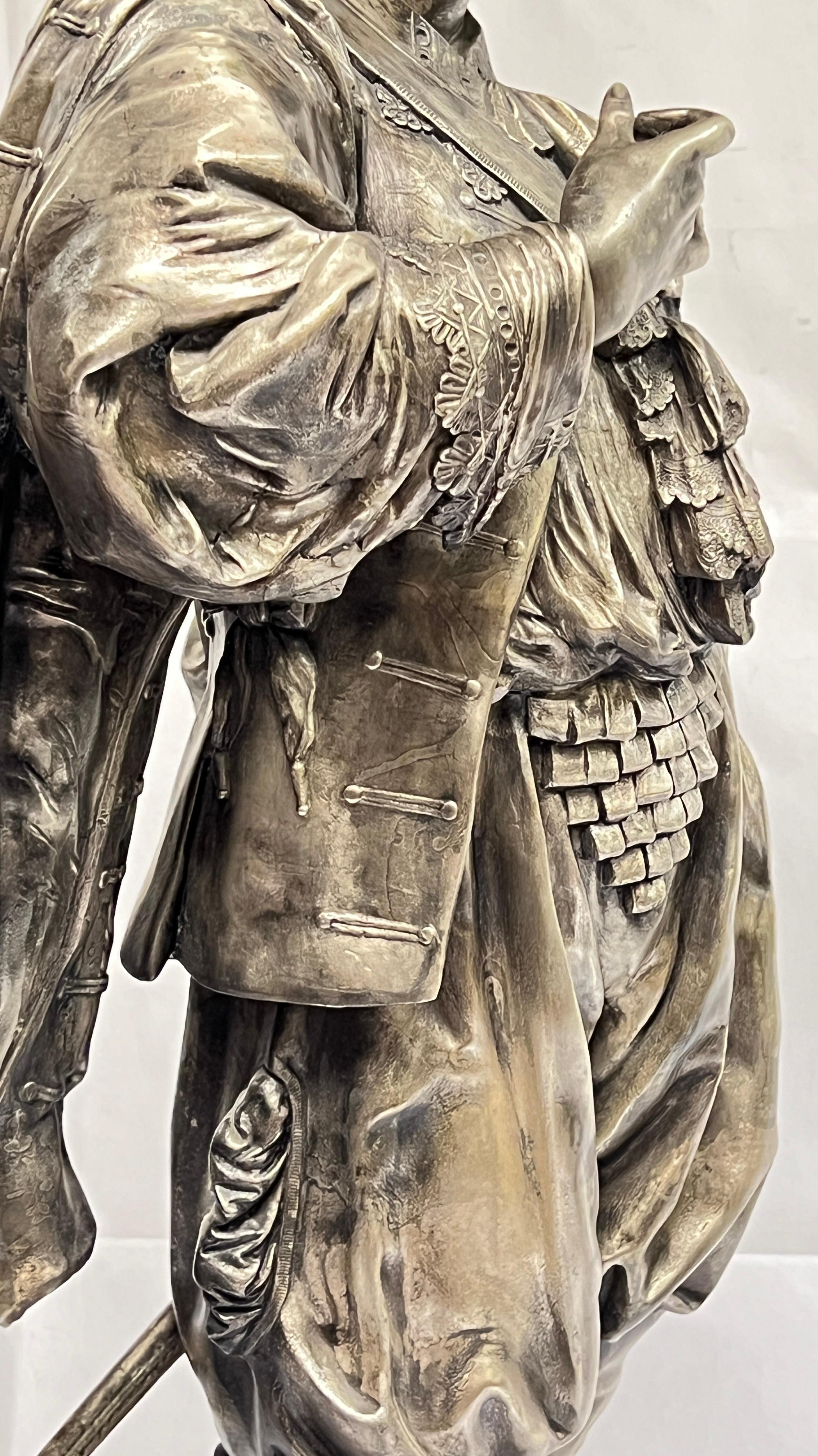 Grande scultura in bronzo argentato di un cavaliere spagnolo in vendita 4