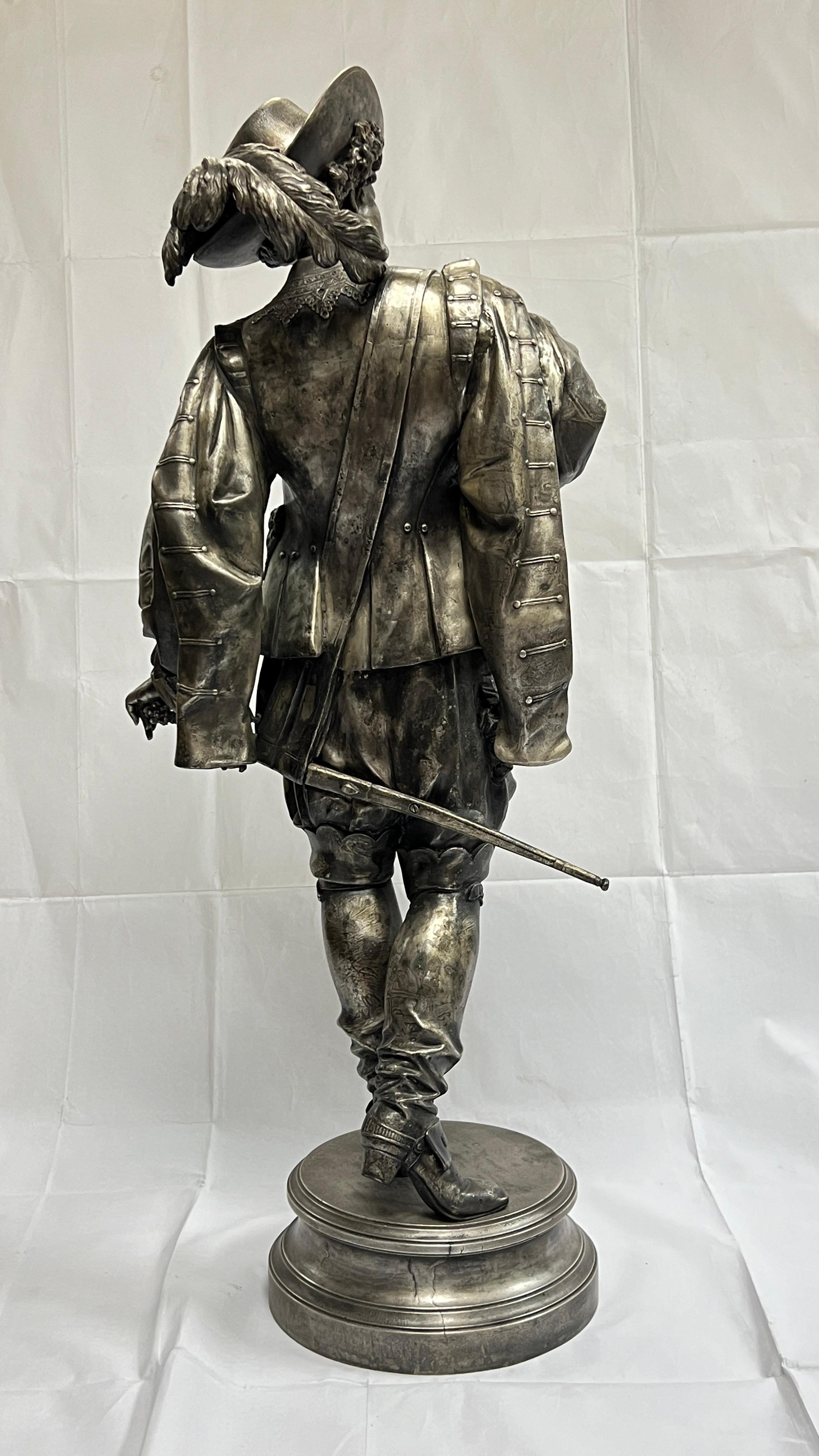 Grande scultura in bronzo argentato di un cavaliere spagnolo in vendita 5