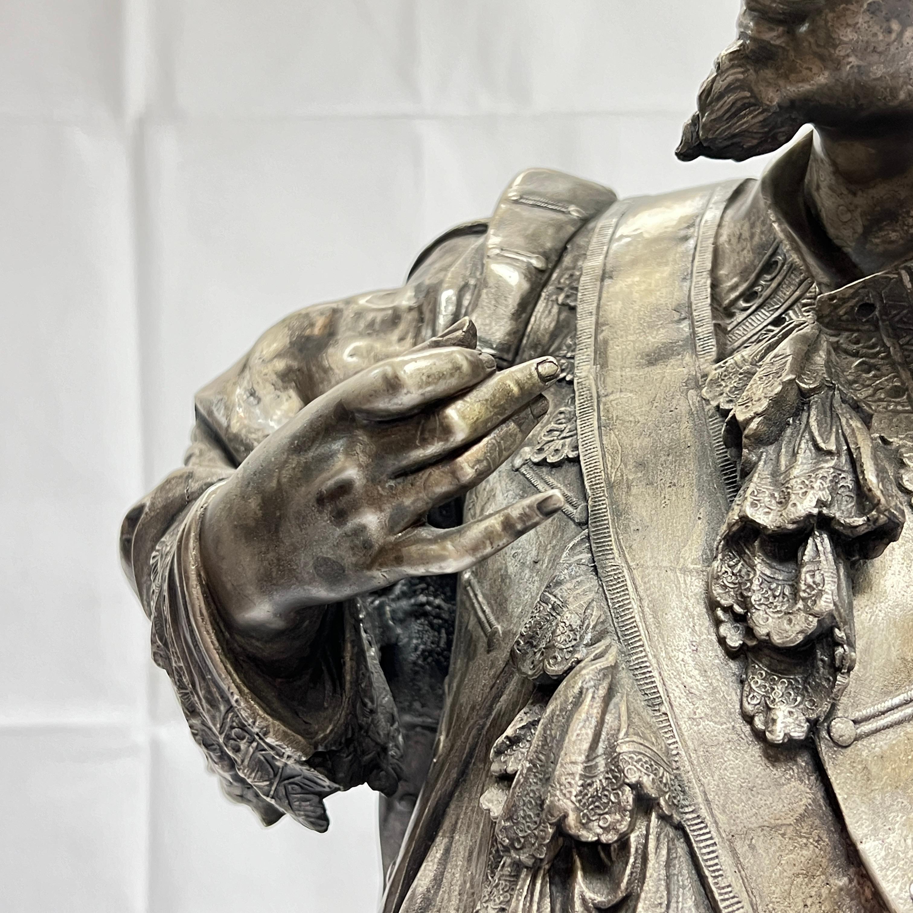 Grande scultura in bronzo argentato di un cavaliere spagnolo in vendita 11