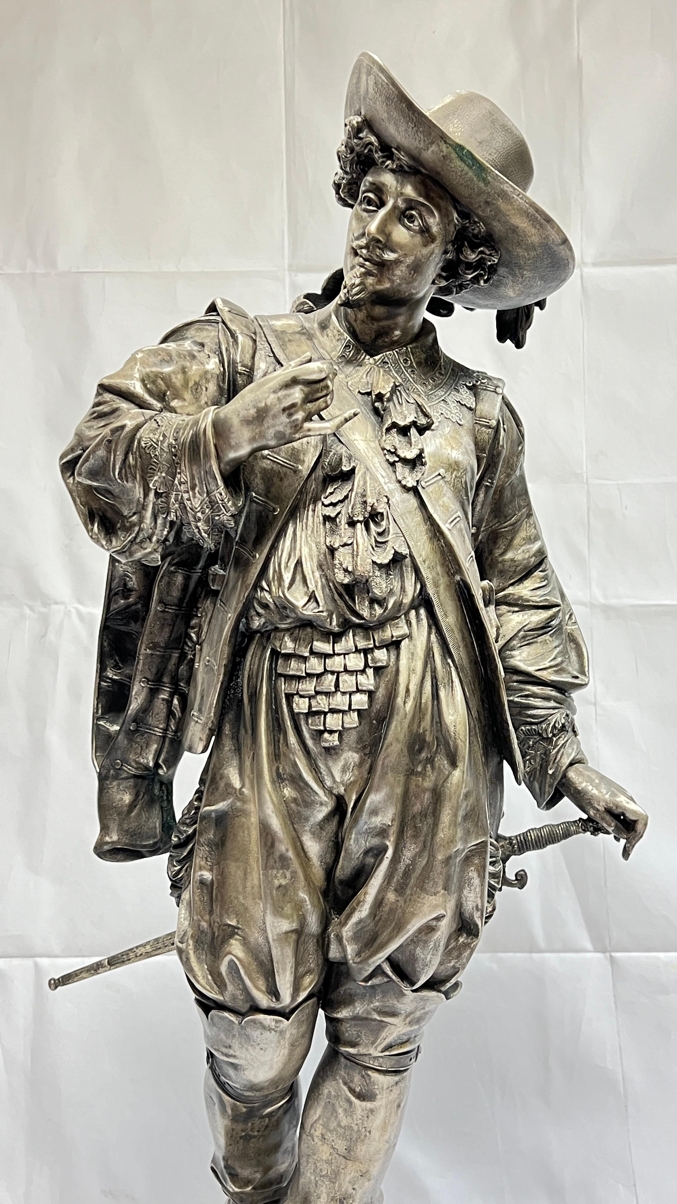 Grande scultura in bronzo argentato francese del 19° secolo raffigurante un cavaliere spagnolo.  Apparentemente non firmato.