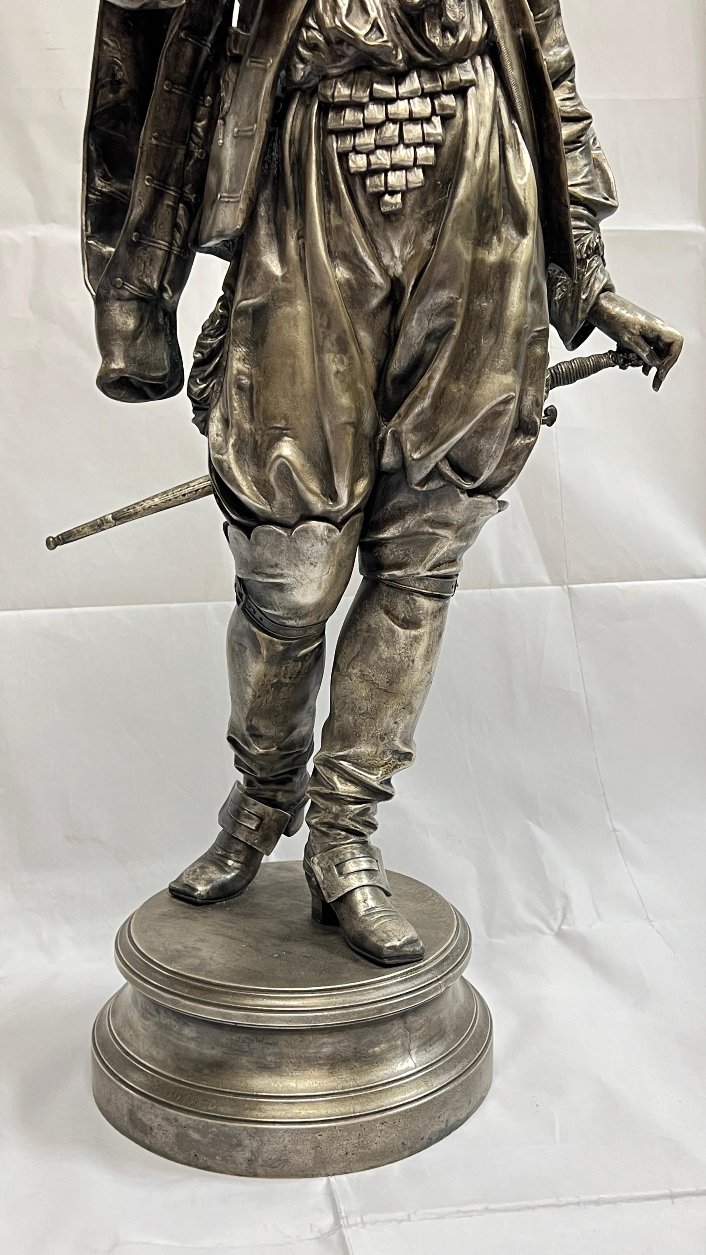 Grande scultura in bronzo argentato di un cavaliere spagnolo In condizioni buone in vendita a New York, NY