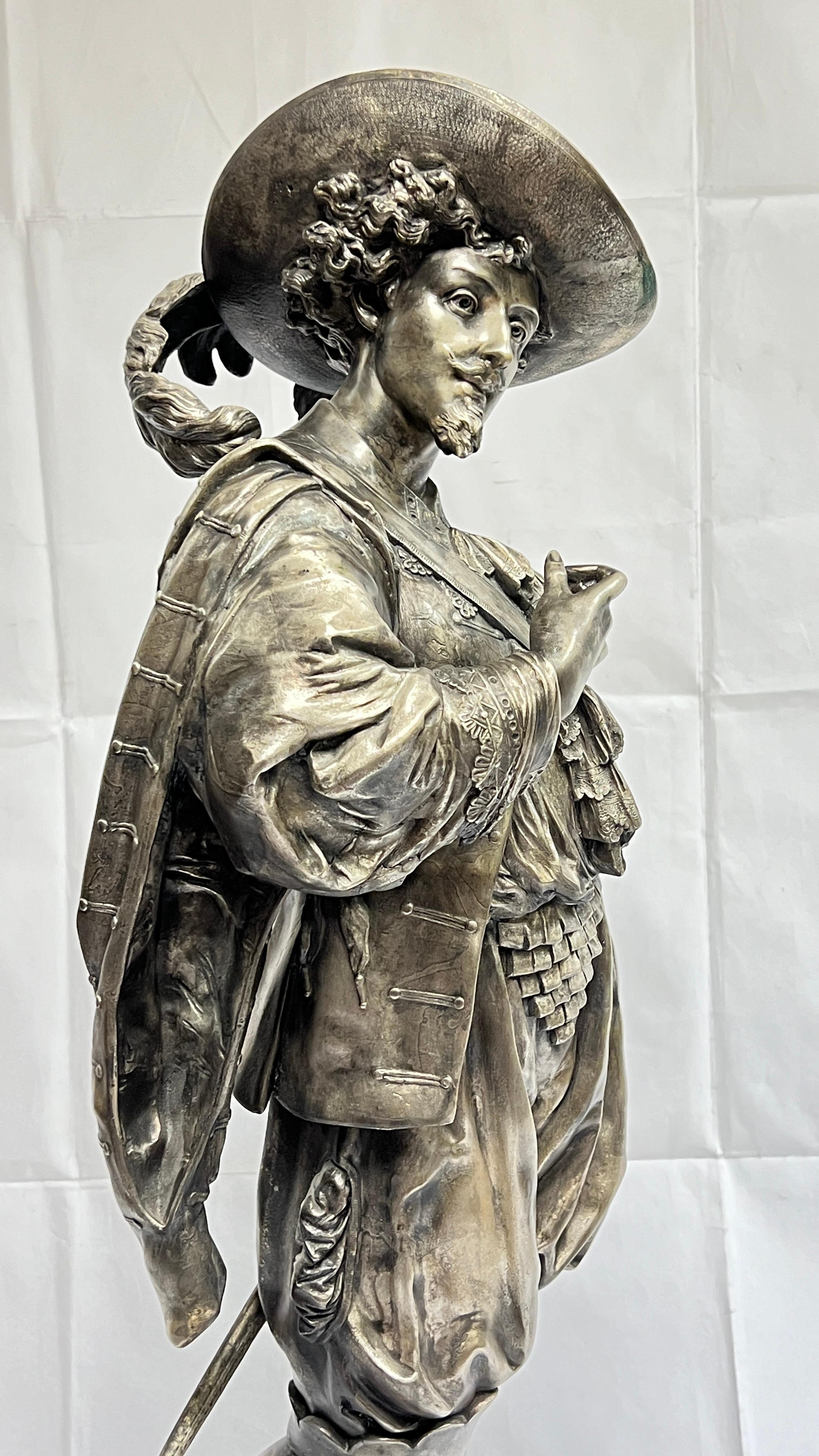 Bronzo Grande scultura in bronzo argentato di un cavaliere spagnolo in vendita