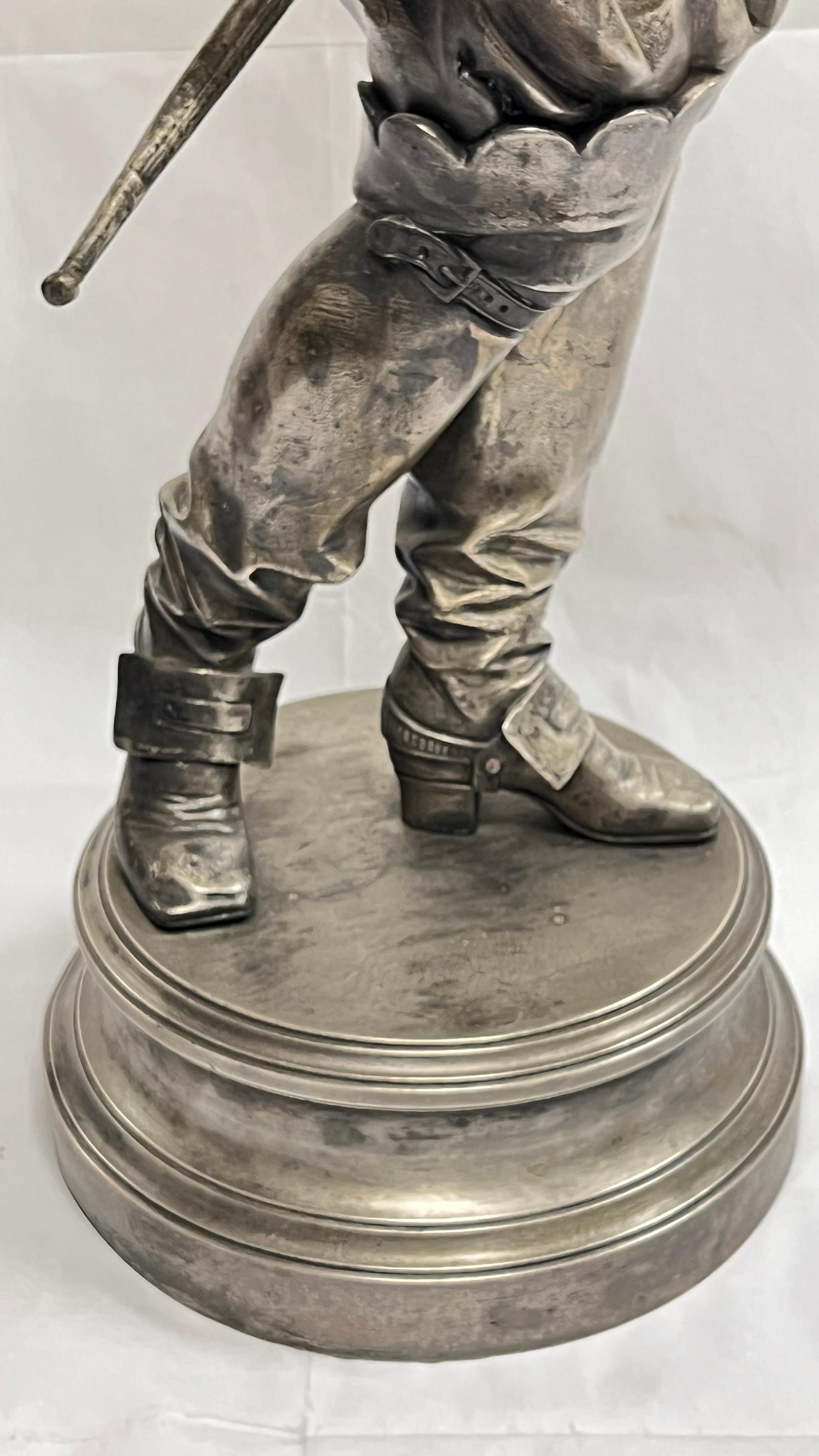 Grande scultura in bronzo argentato di un cavaliere spagnolo in vendita 2