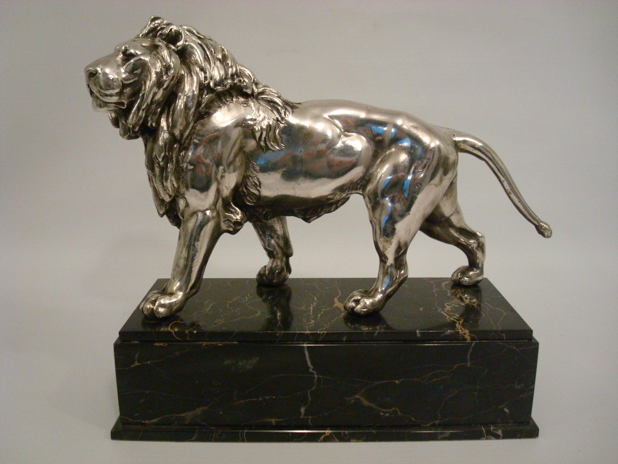 An early 20th century Silverplated Lion. This particular example very well modelled. Mounted over a Portoro Italian marble base. Perfect size to decorate a desk. France, circa 1900.


