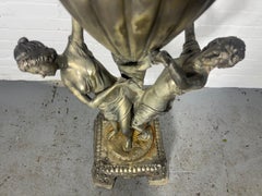 Große versilberte Metall-Urne mit neoklassischer Figur