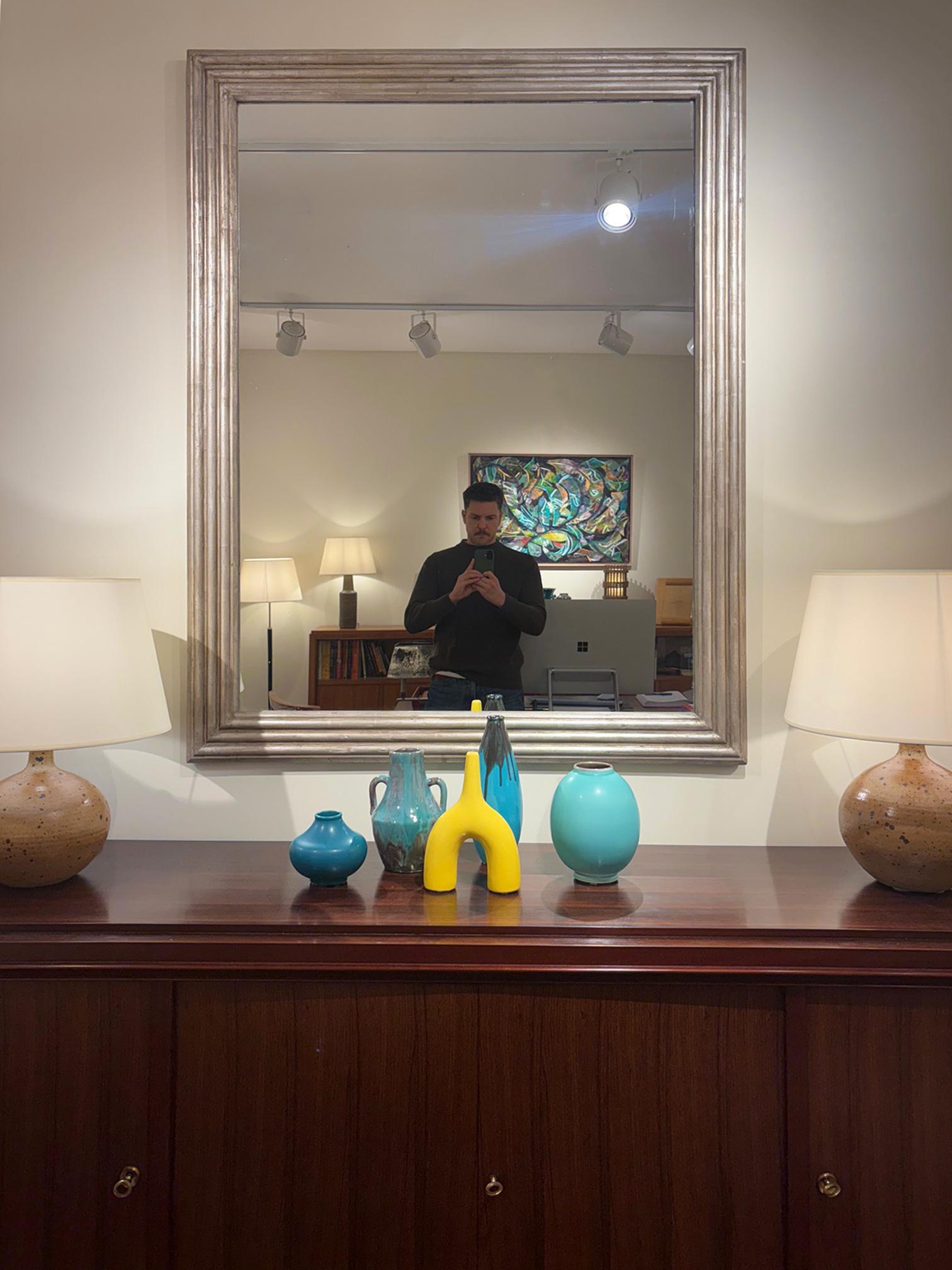 Gran espejo de madera plateada Tallado en venta