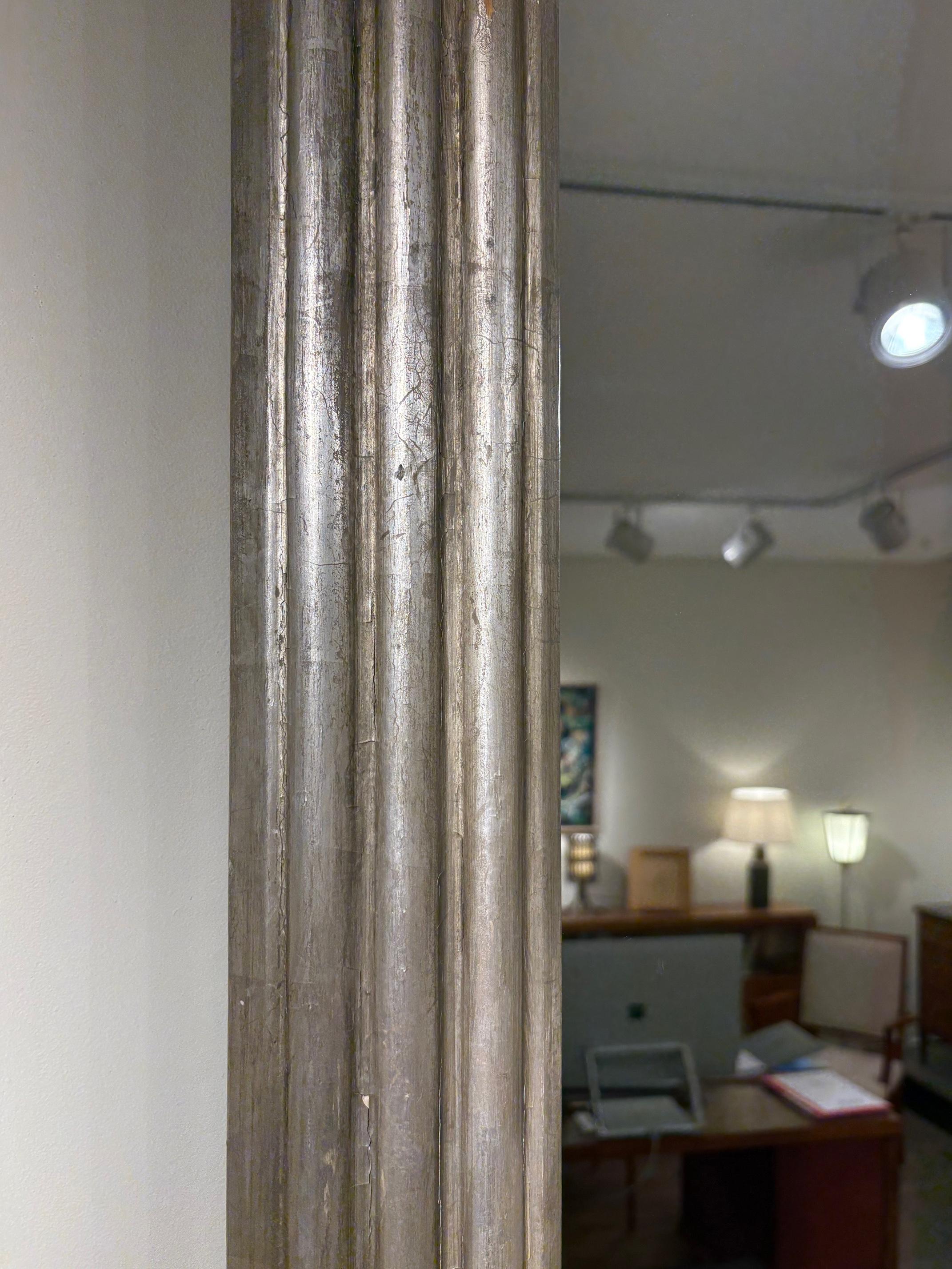 Gran espejo de madera plateada en venta 2