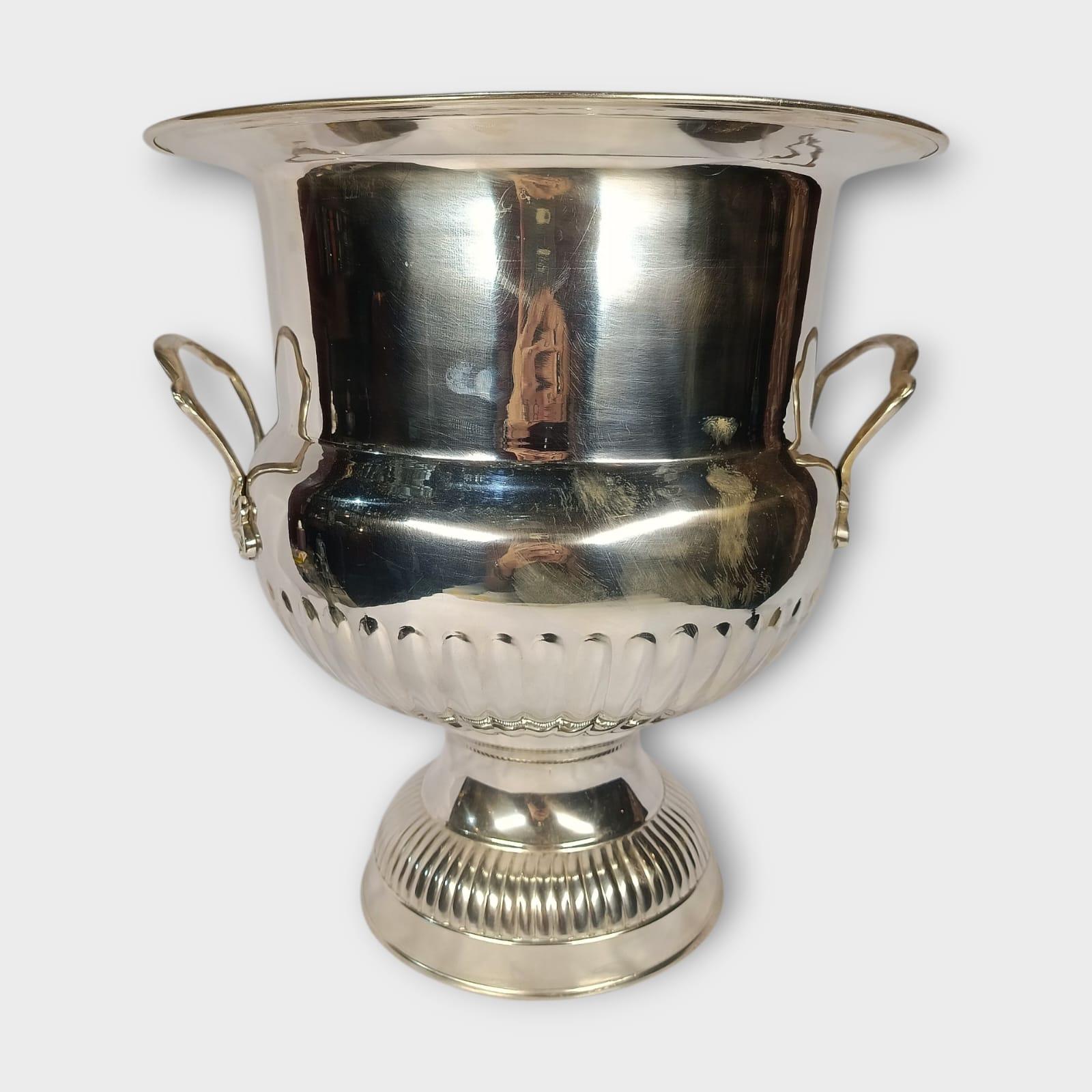 Eleganza, un grande refrigeratore per vini placcato in argento progettato per contenere fino a quattro bottiglie. Questo squisito pezzo, realizzato in Inghilterra intorno al 1950, presenta un raffinato stile neoclassico con maniglie laterali di