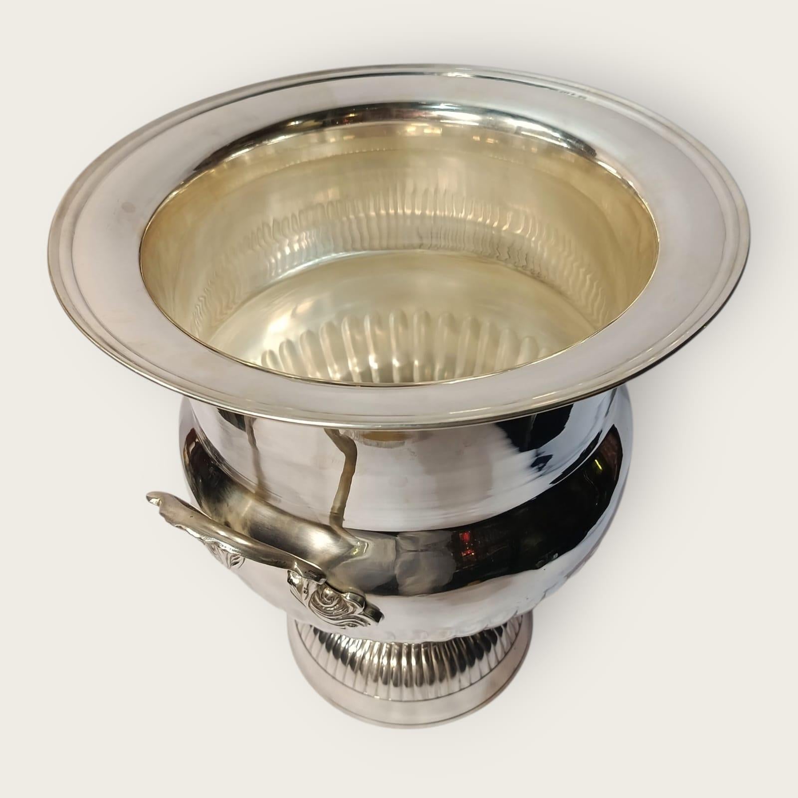 Grande frigorifero per vino placcato in argento Inghilterra, 1950 circa, neoclassico In condizioni buone in vendita a Buenos Aires, Argentina