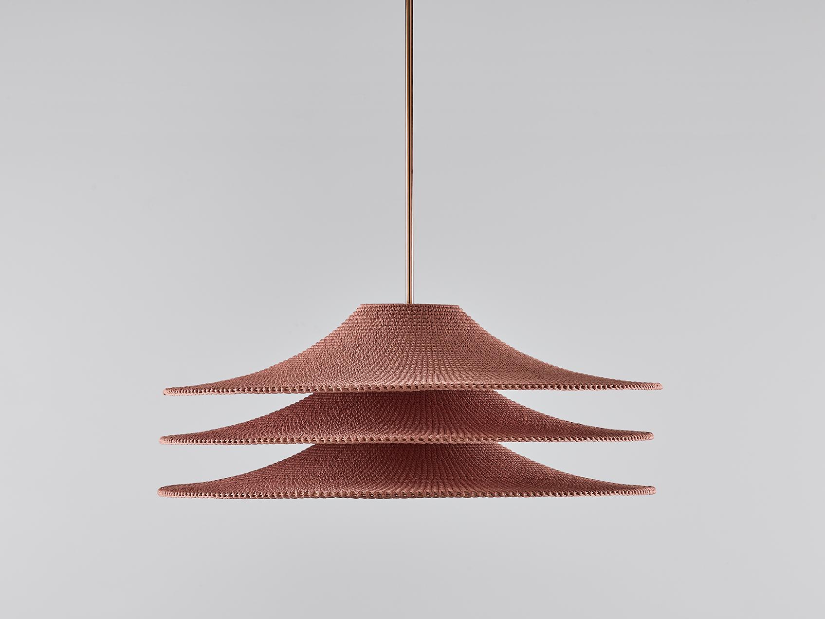 Large simple shade 03 pendant lamp by Naomi Paul
Dimensions: D 80 x H 35 cm
Materials: Metal frame, Egyptian cotton cord.
Color: Dusky Pink.
Available in other colors and in 4 sizes: D 30, D 50, D 60, D 80 cm.
Available in plain, 50/50, trim,