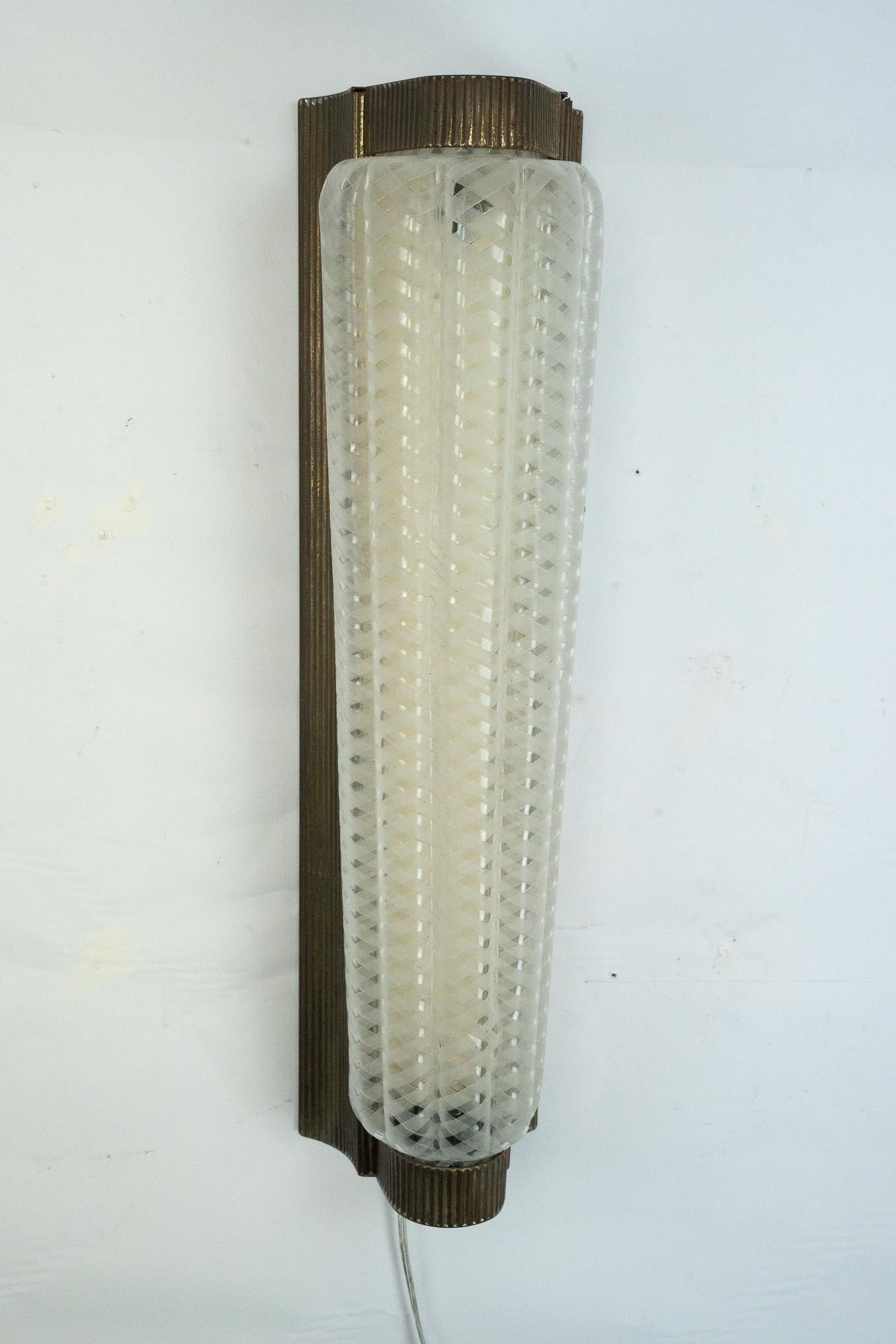 Große einzelne Art Deco-Leuchte aus Messing und Plexiglas. Italien 1930er Jahre im Angebot 5