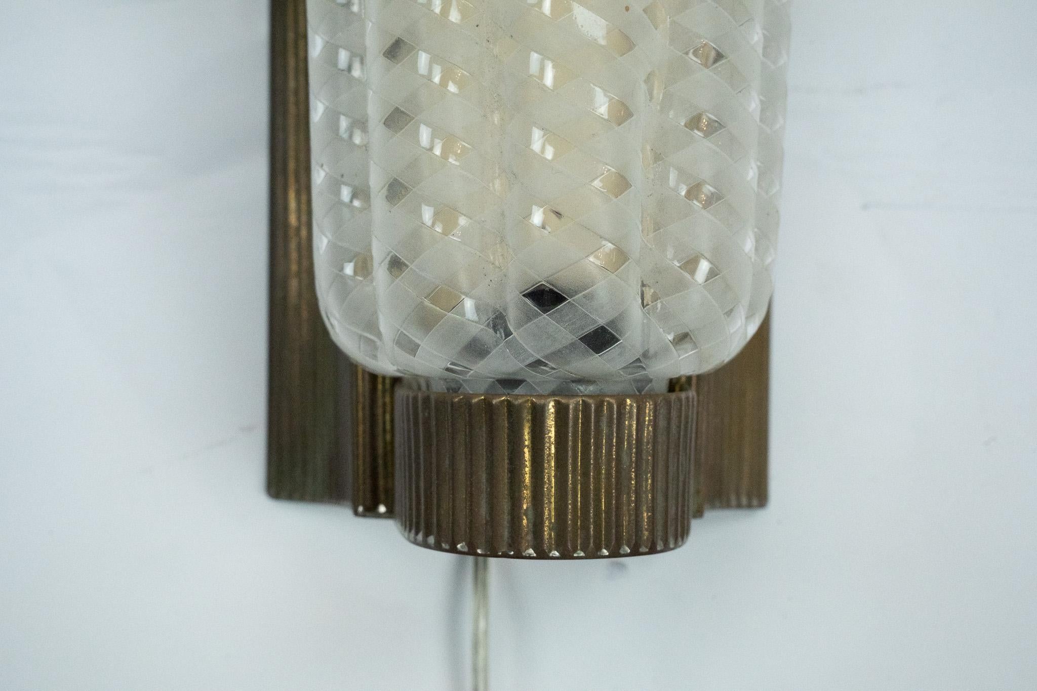 Große einzelne Art Deco-Leuchte aus Messing und Plexiglas. Italien 1930er Jahre im Angebot 7