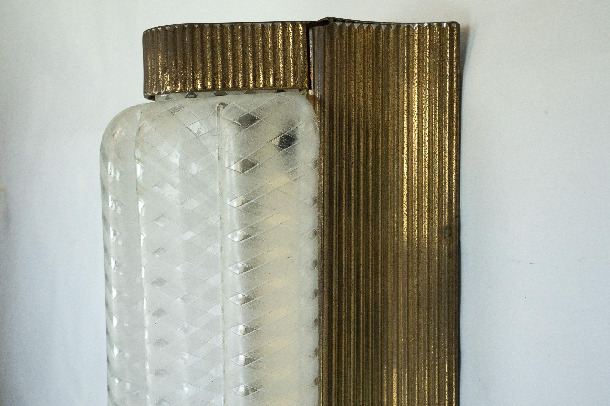 Große einzelne Art Deco-Leuchte aus Messing und Plexiglas. Italien 1930er Jahre im Angebot 9