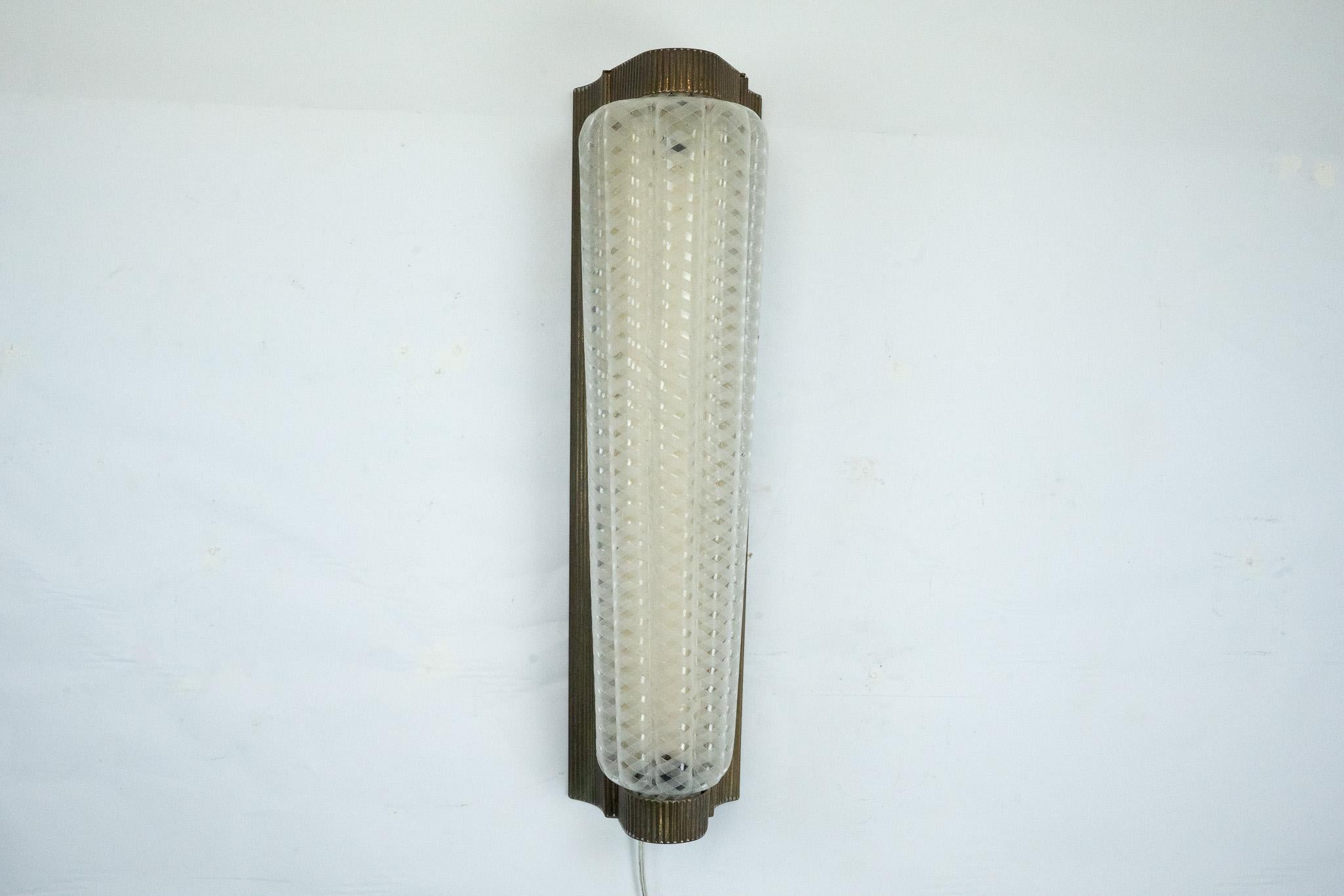 Große einzelne Art Deco-Leuchte aus Messing und Plexiglas. Italien 1930er Jahre im Angebot 11