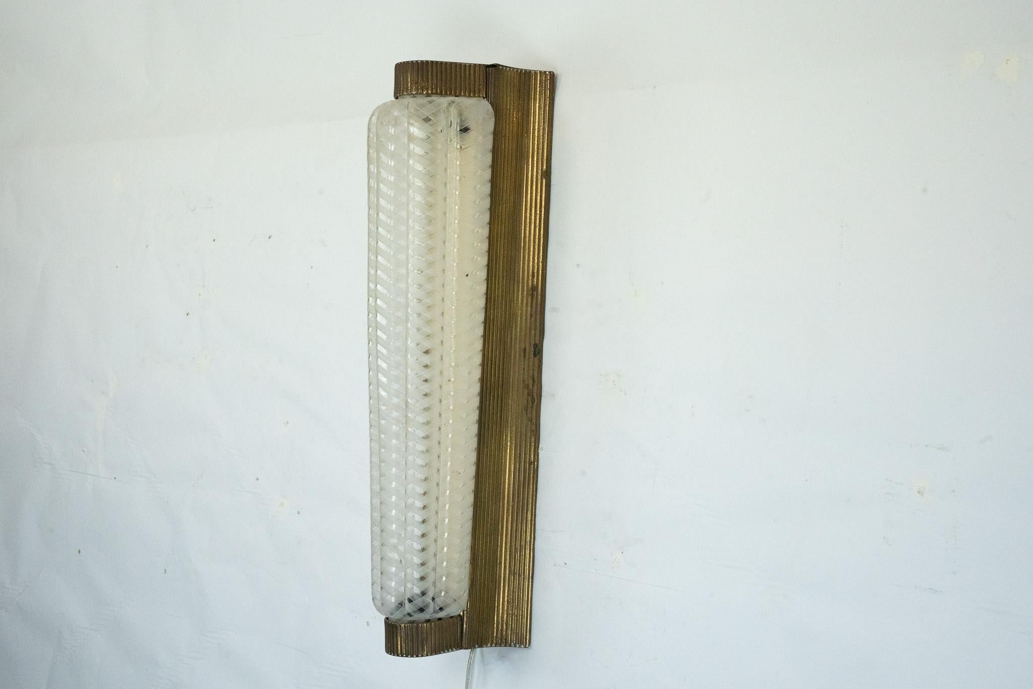 Große einzelne Art Deco-Leuchte aus Messing und Plexiglas. Italien 1930er Jahre (Art déco) im Angebot