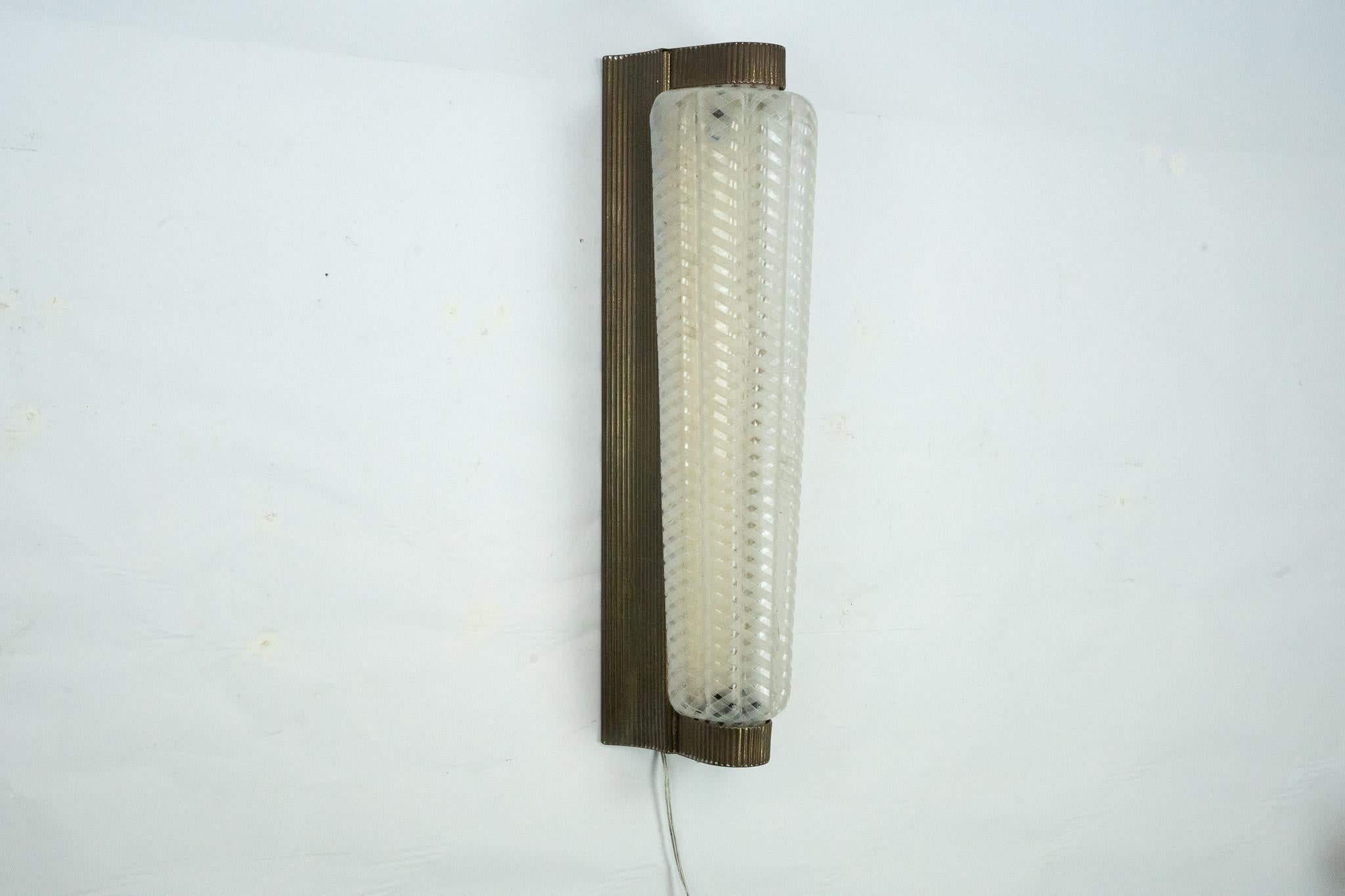 Große einzelne Art Deco-Leuchte aus Messing und Plexiglas. Italien 1930er Jahre (Italienisch) im Angebot