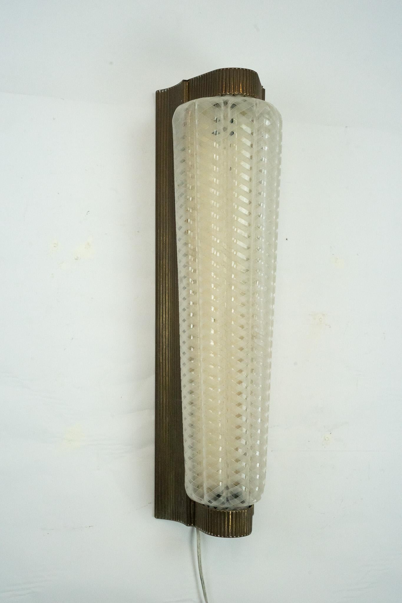 Große einzelne Art Deco-Leuchte aus Messing und Plexiglas. Italien 1930er Jahre im Zustand „Gut“ im Angebot in Catania, CT
