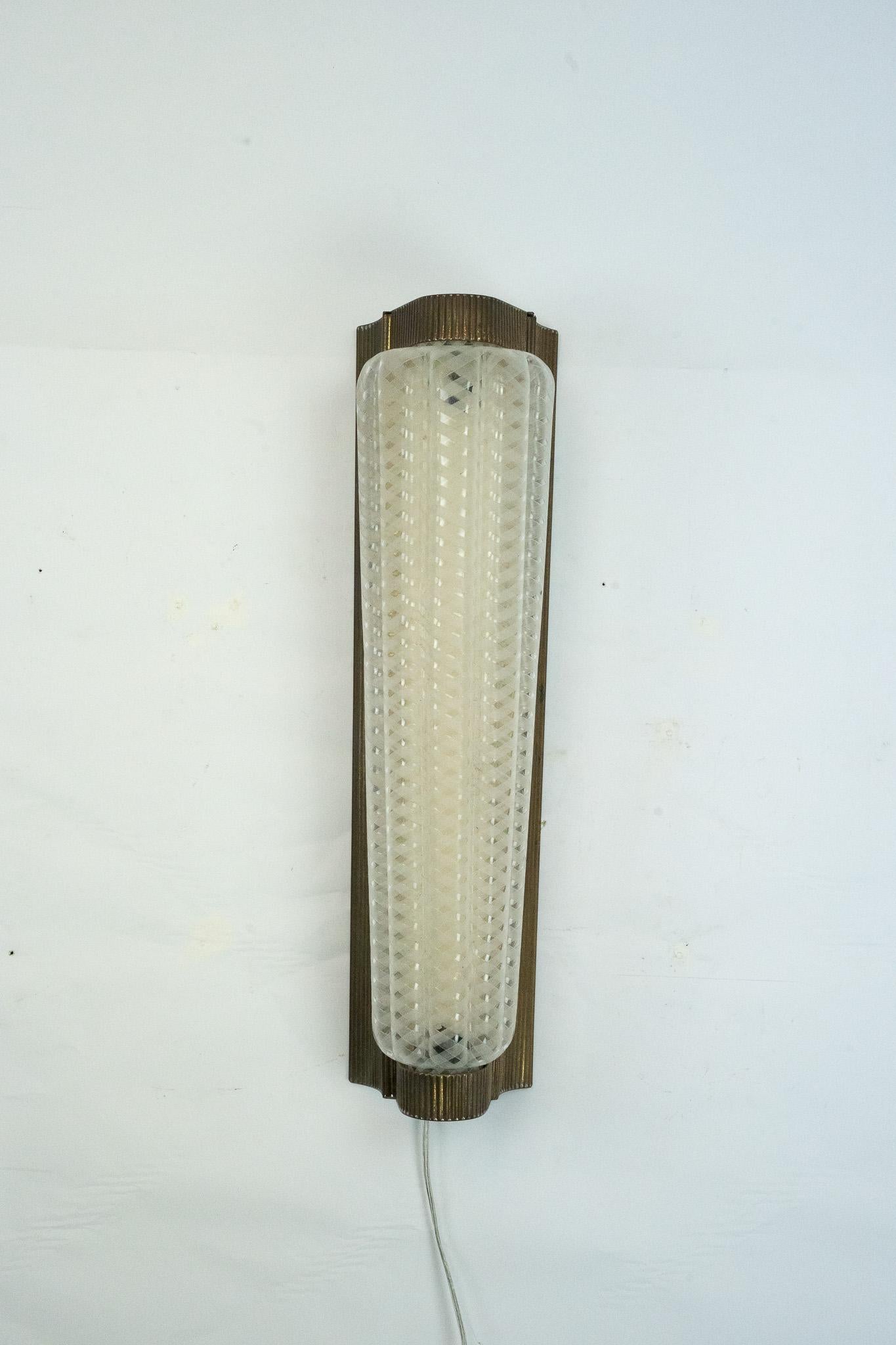 Große einzelne Art Deco-Leuchte aus Messing und Plexiglas. Italien 1930er Jahre (20. Jahrhundert) im Angebot