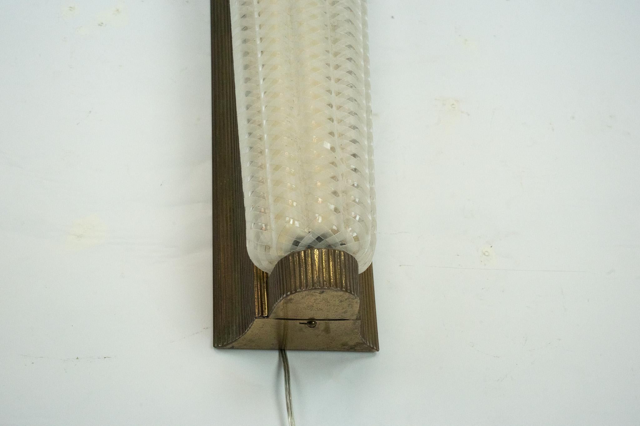 Große einzelne Art Deco-Leuchte aus Messing und Plexiglas. Italien 1930er Jahre im Angebot 3