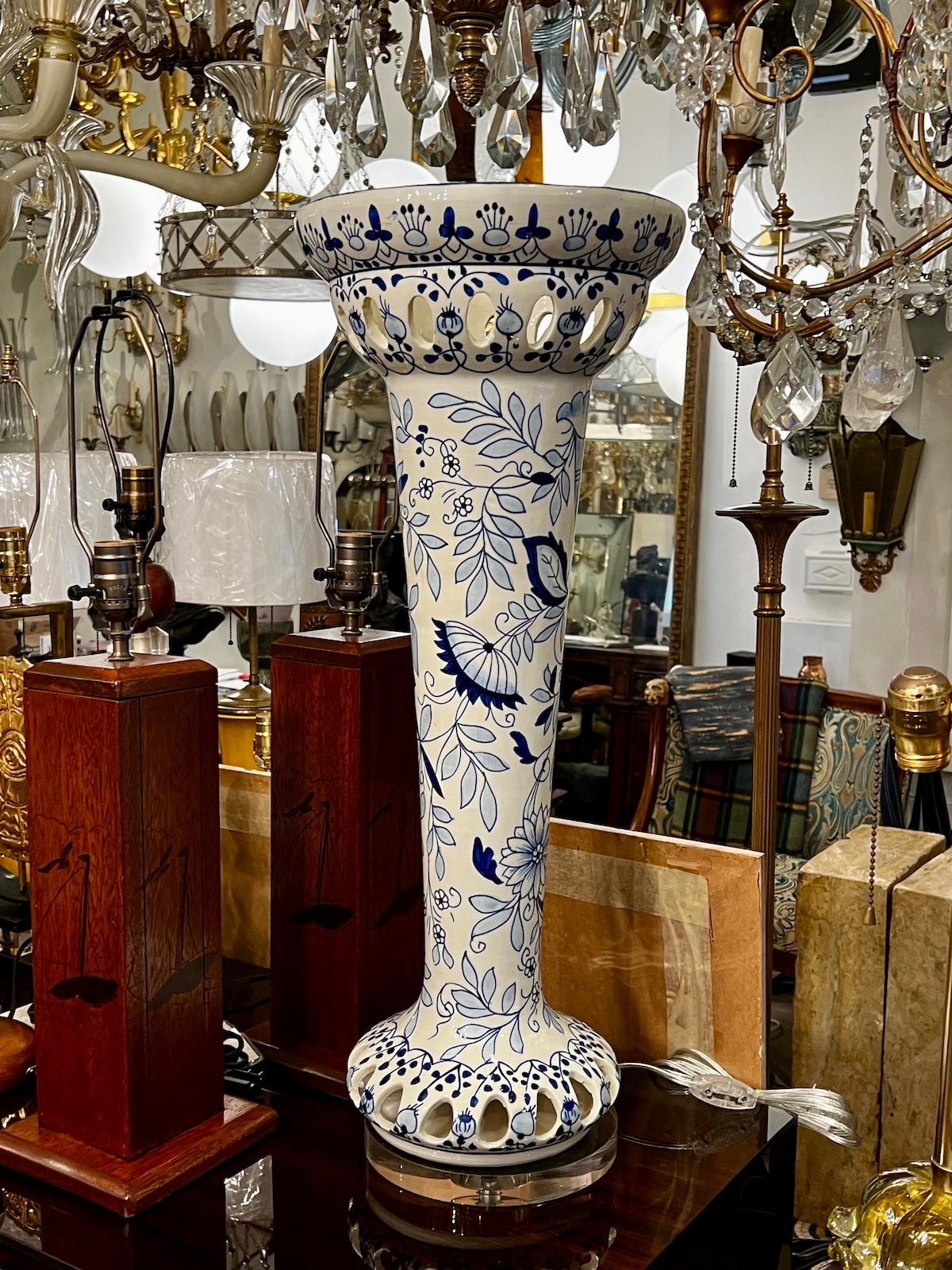 A circa 1960's Italian table lamp with painted foliage motif and one interior light.

Measurements:
Height: 29