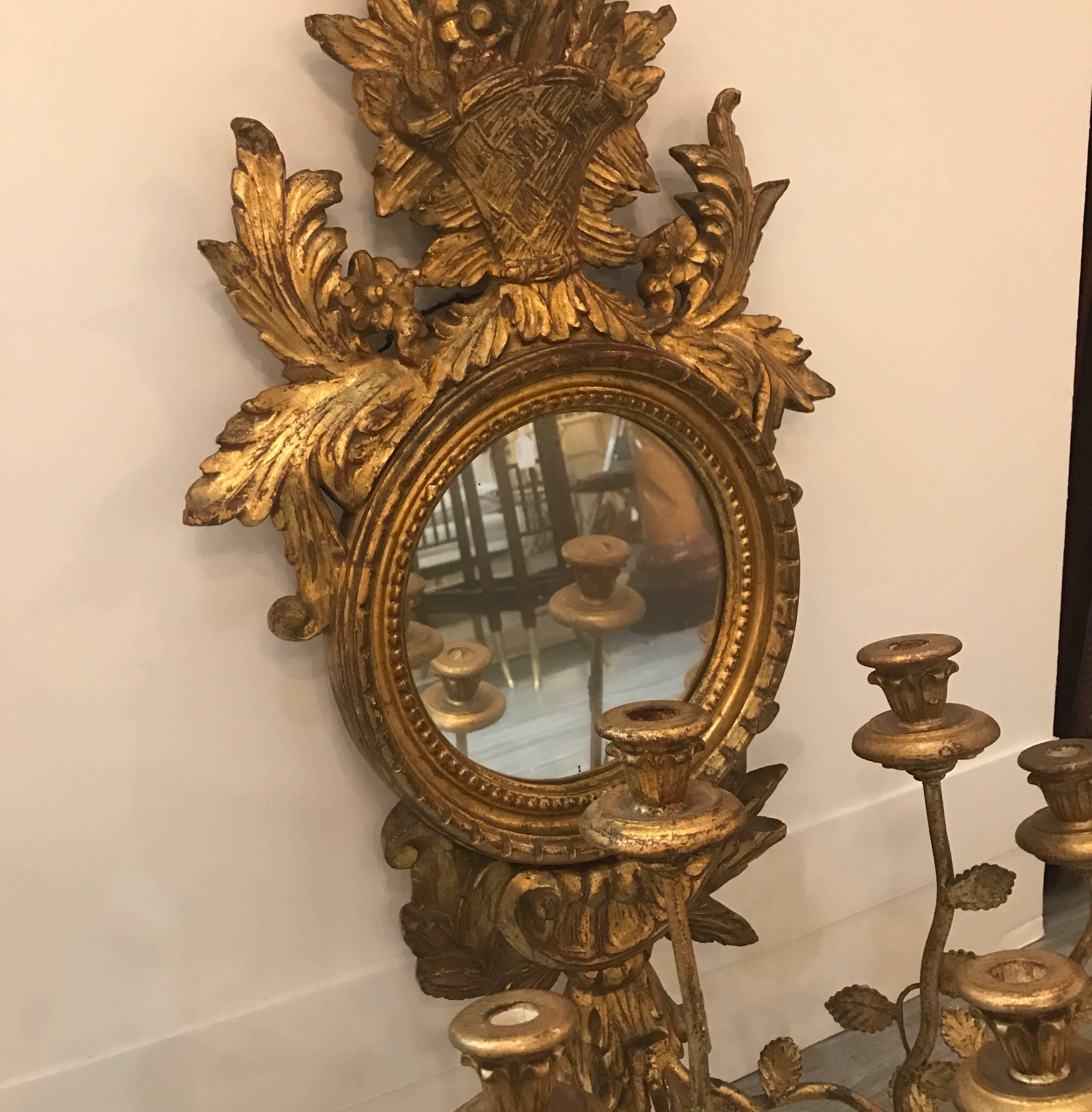 Grande applique italienne simple à bougie en bois doré avec miroir Bon état - En vente à Lambertville, NJ