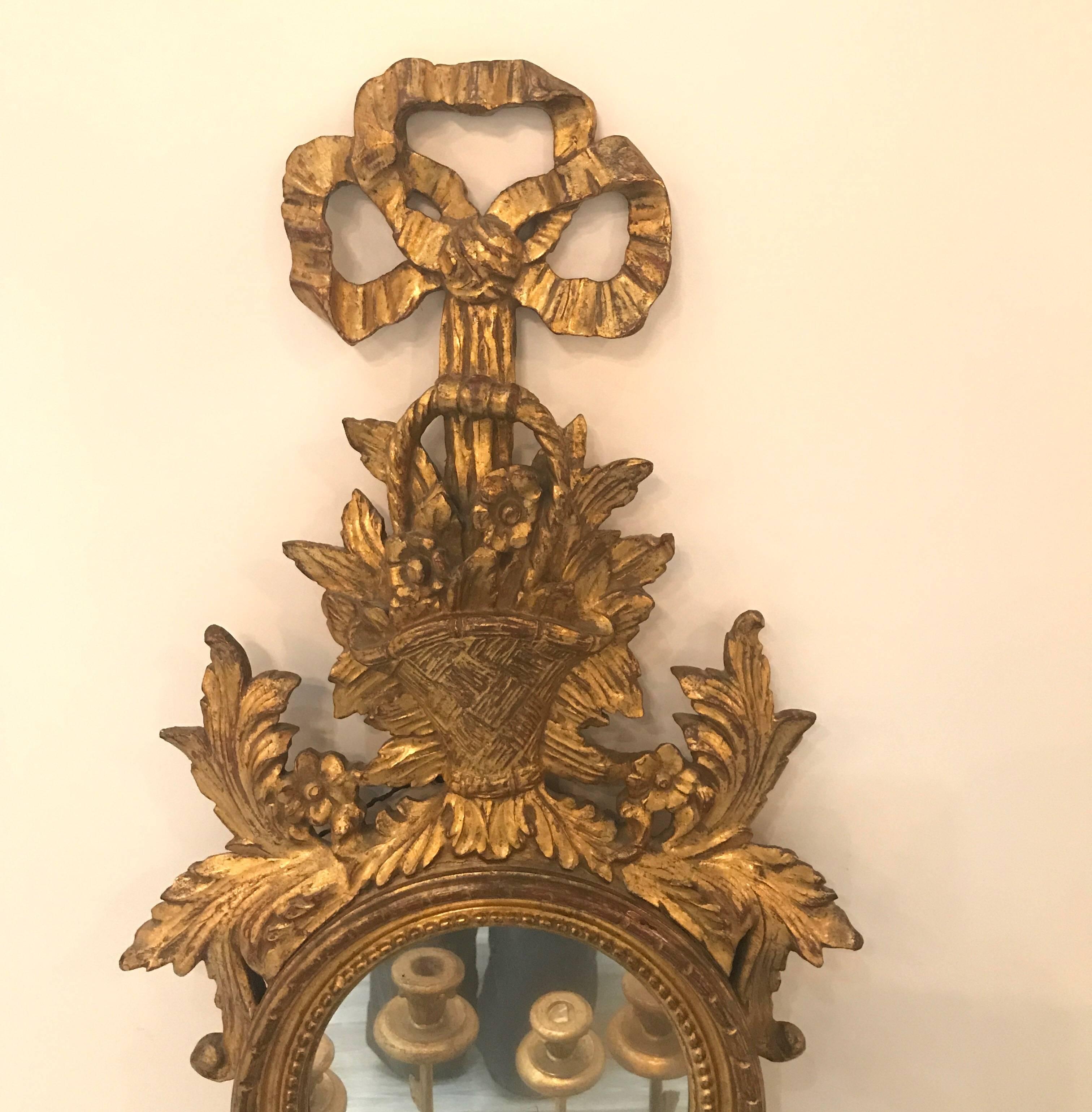 Milieu du XXe siècle Grande applique italienne simple à bougie en bois doré avec miroir en vente