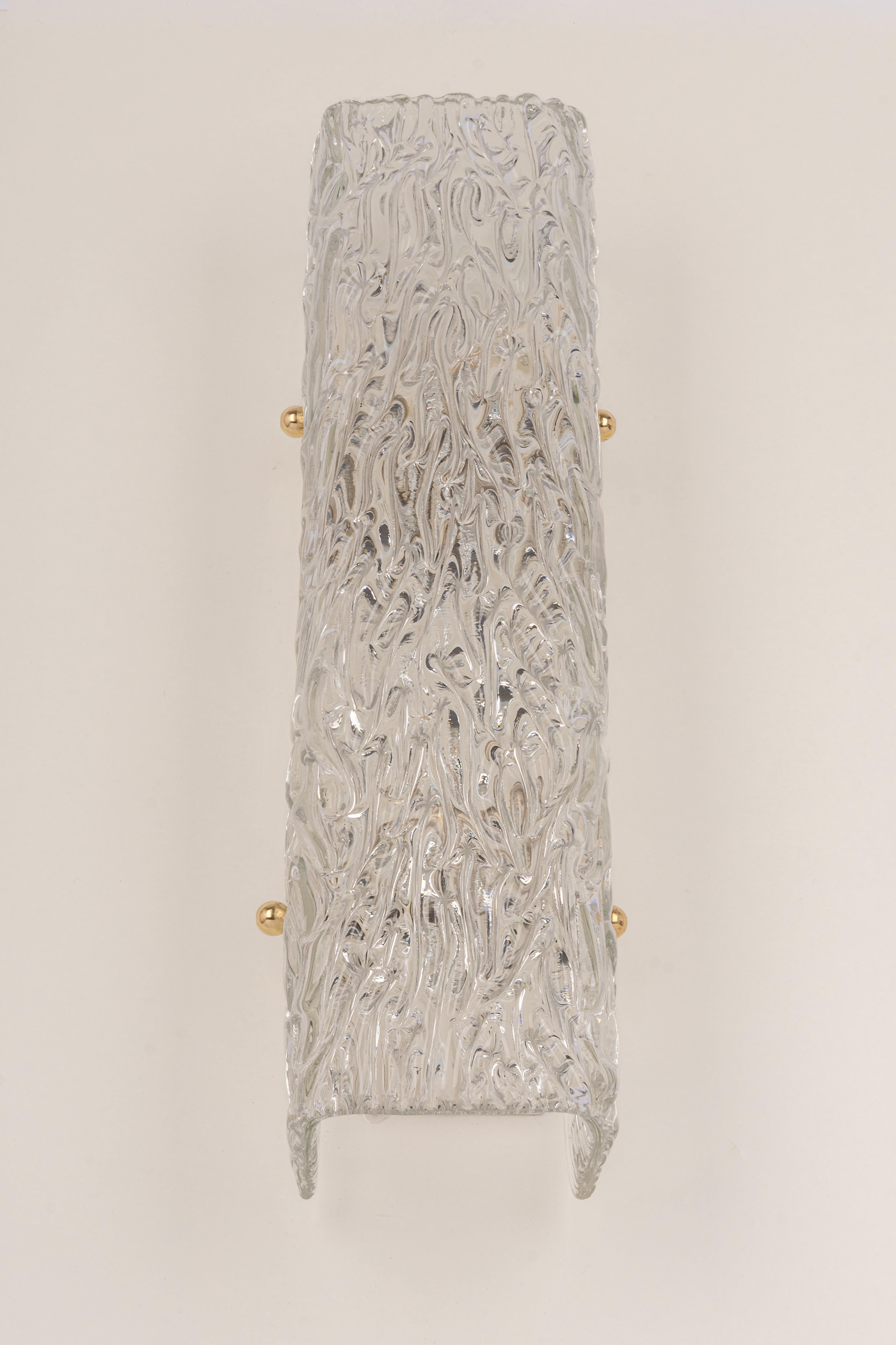 Wunderschöner Wandleuchter aus der Mitte des Jahrhunderts mit Murano-Glas, hergestellt von Kalmar, Österreich, ca. 1960-1969.
Hochwertig und in sehr gutem Zustand. Gereinigt, gut verkabelt und einsatzbereit.  

Die Leuchte benötigt 3 x E14