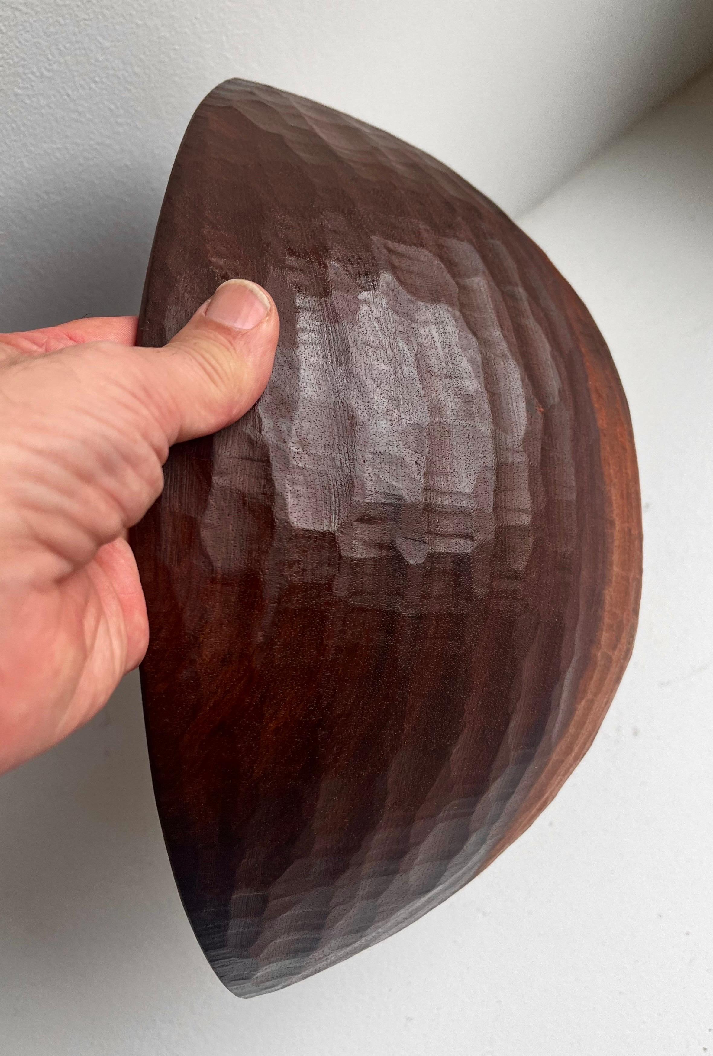 Grande ciotola in legno rustico in un unico pezzo, artista sconosciuto in vendita 2