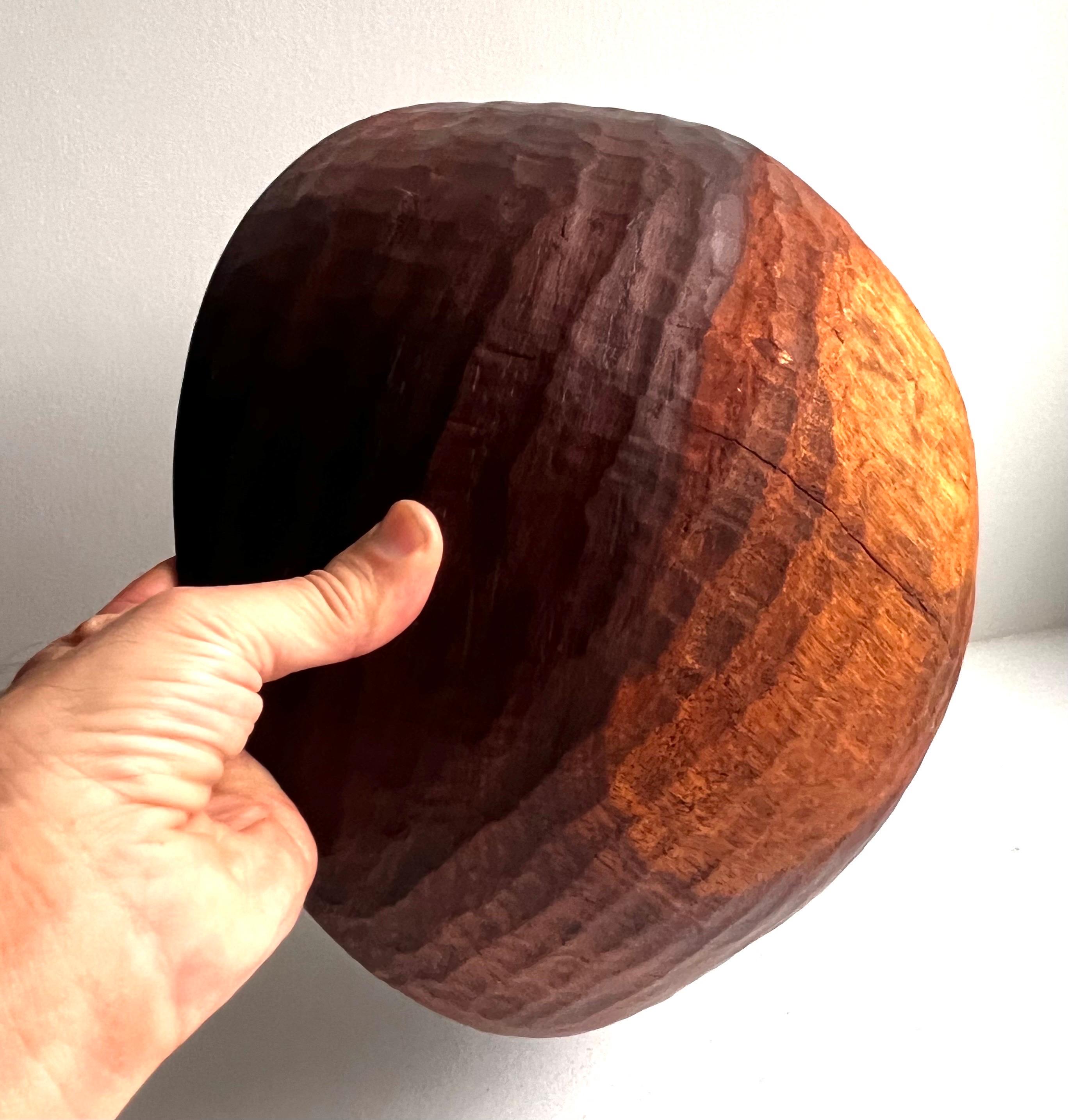 Grande ciotola in legno rustico in un unico pezzo, artista sconosciuto in vendita 3