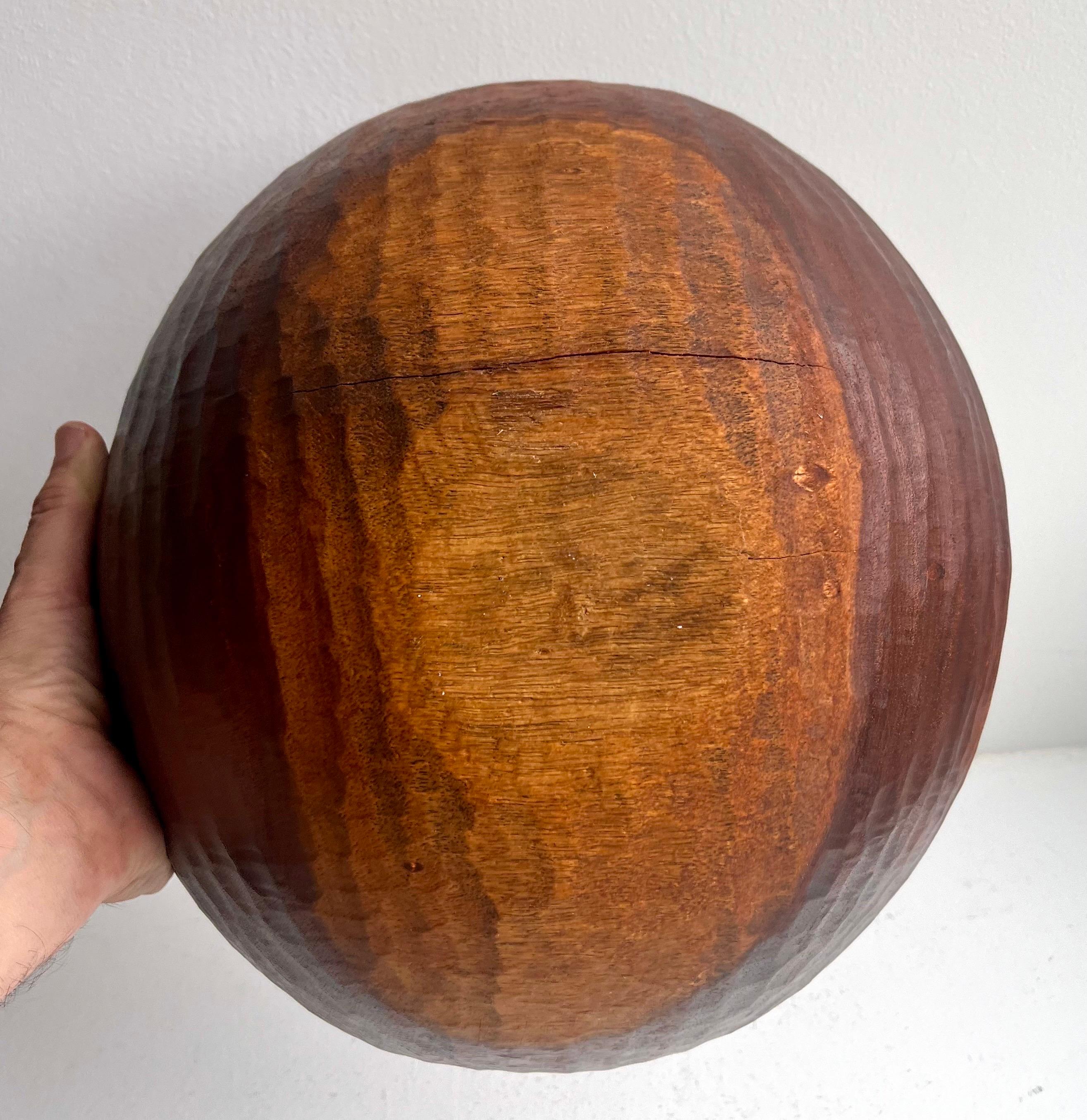 Grande ciotola in legno rustico in un unico pezzo, artista sconosciuto in vendita 4