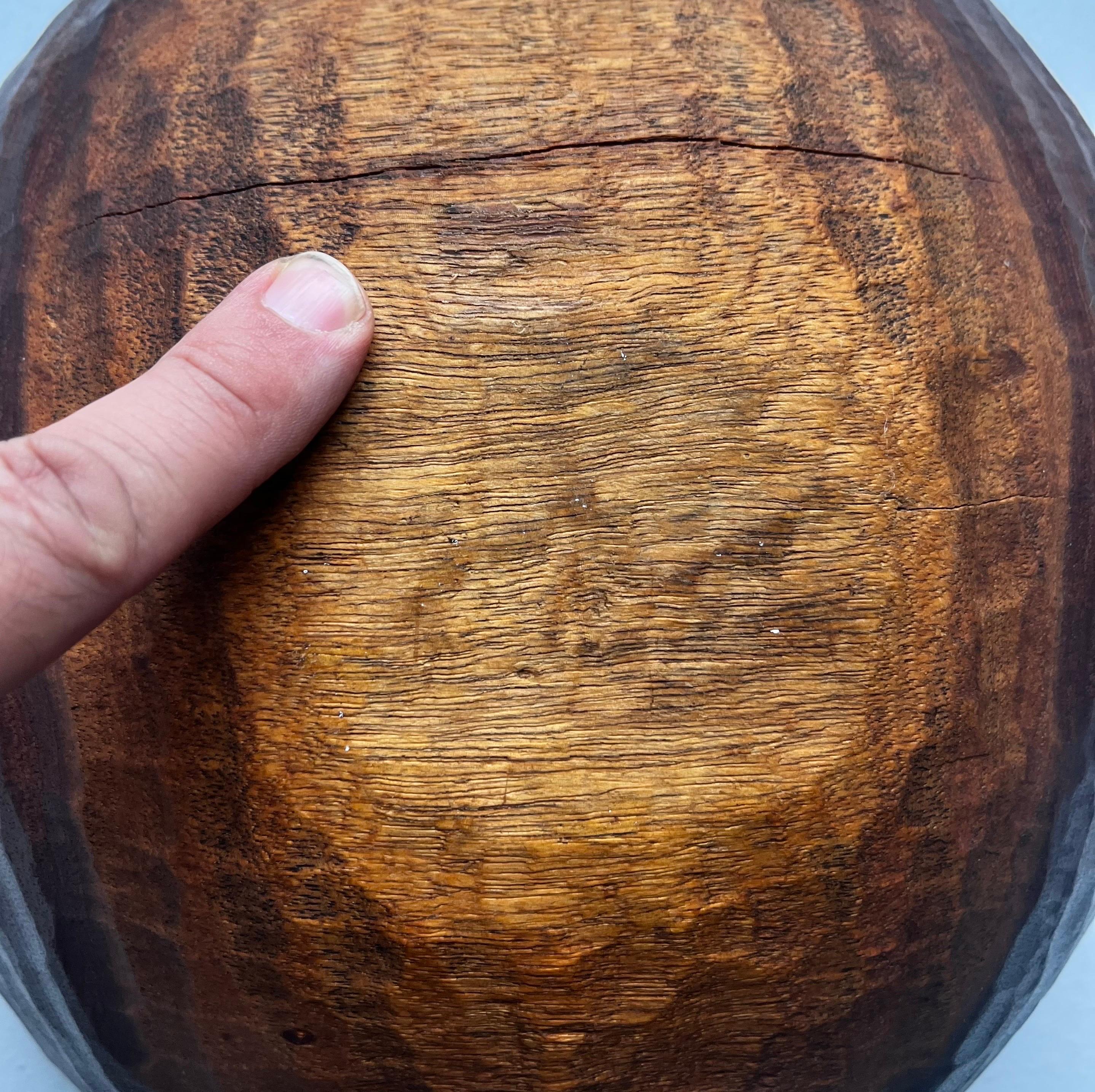 Grande ciotola in legno rustico in un unico pezzo, artista sconosciuto in vendita 5