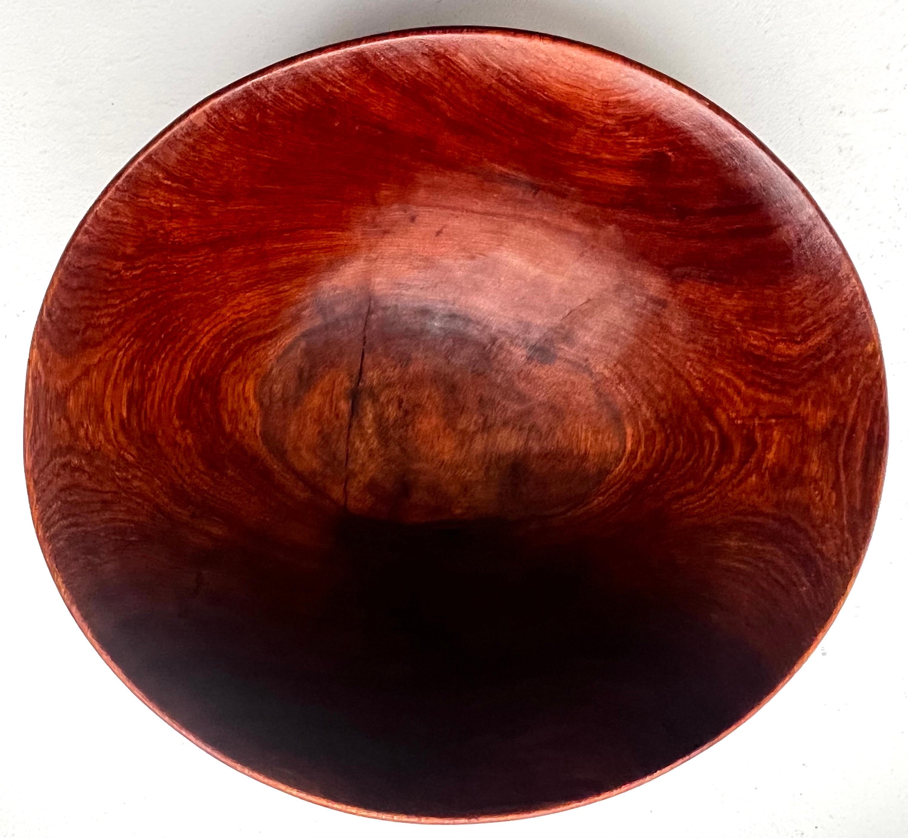 Americano Grande ciotola in legno rustico in un unico pezzo, artista sconosciuto in vendita