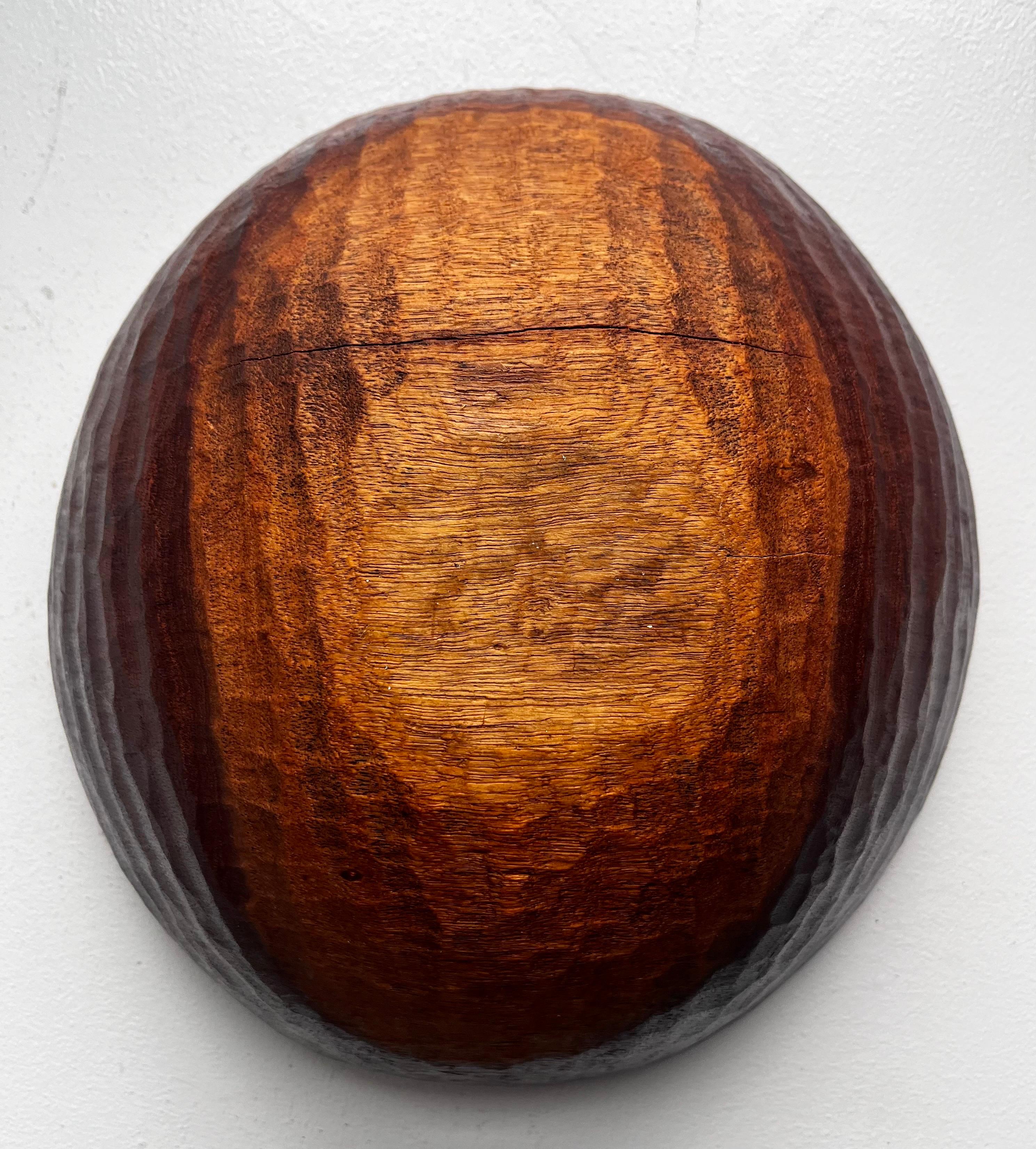 Intagliato Grande ciotola in legno rustico in un unico pezzo, artista sconosciuto in vendita