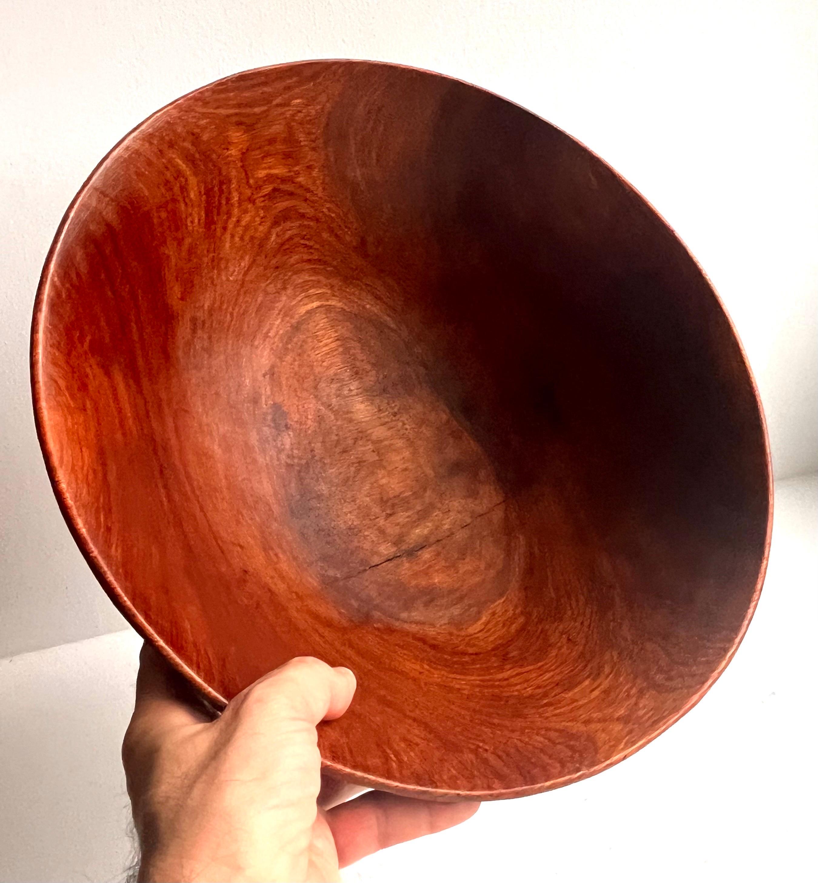 Grande ciotola in legno rustico in un unico pezzo, artista sconosciuto In condizioni buone in vendita a Philadelphia, PA