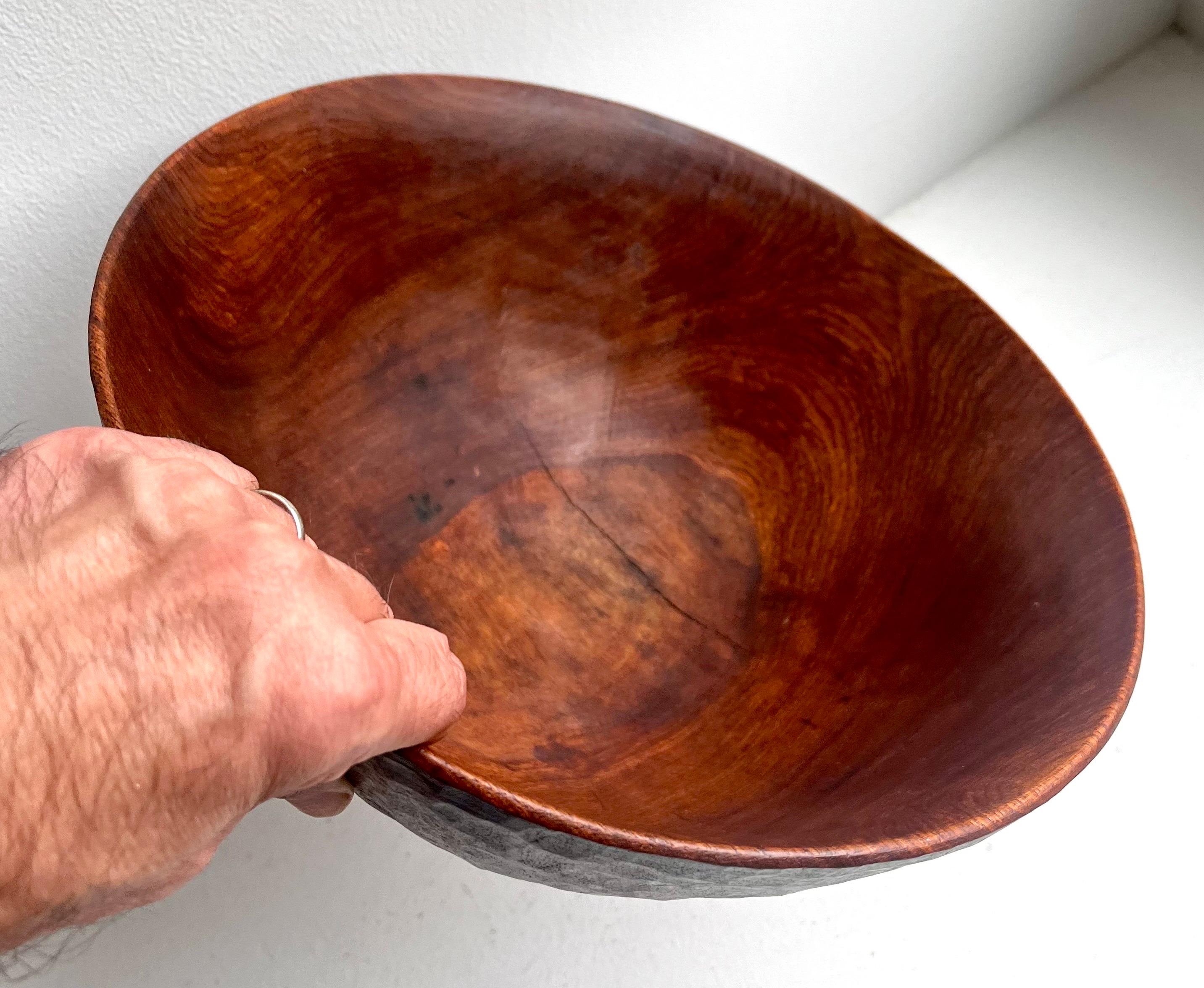 XX secolo Grande ciotola in legno rustico in un unico pezzo, artista sconosciuto in vendita